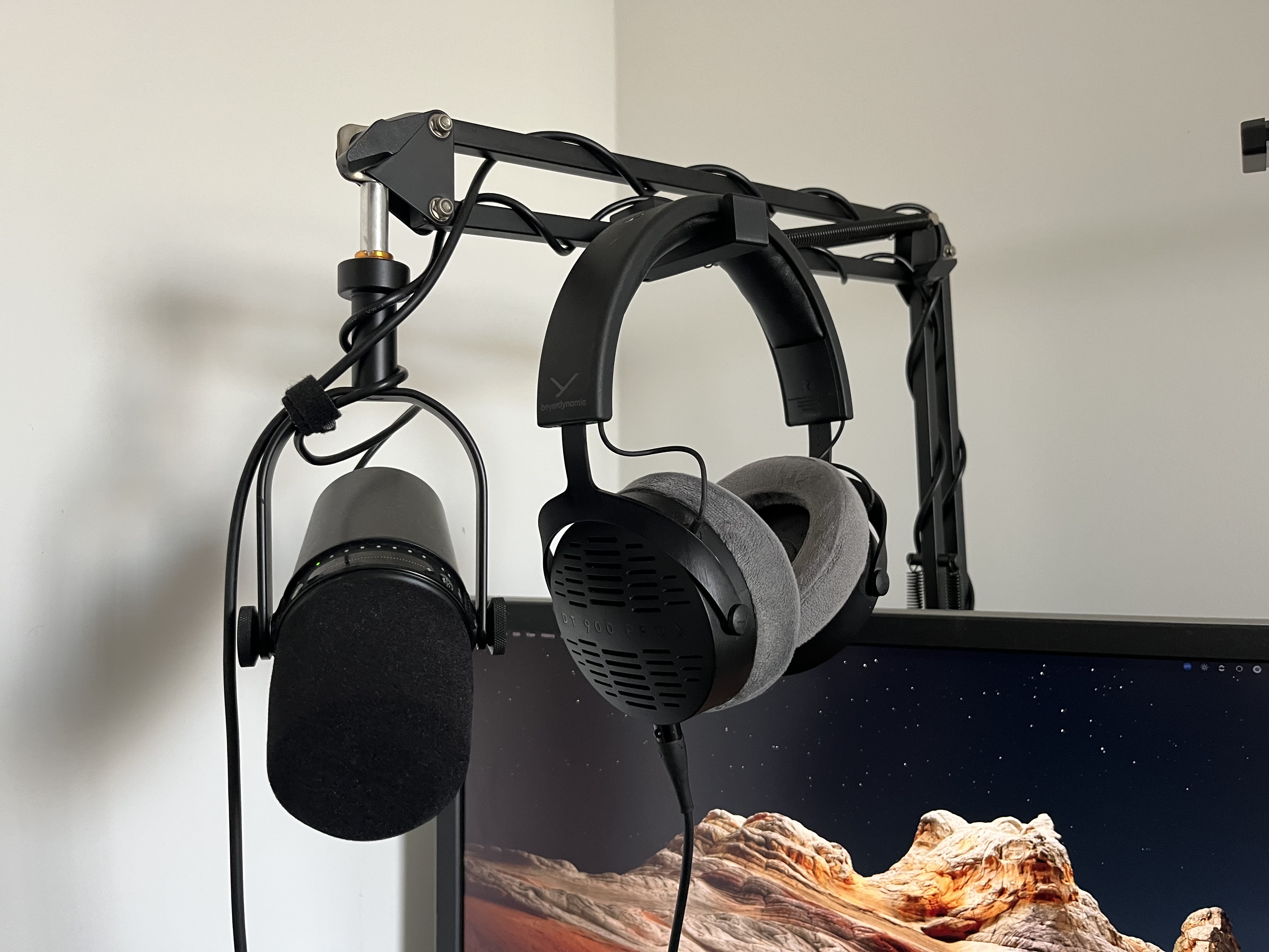Headphone hanger for microphone stand