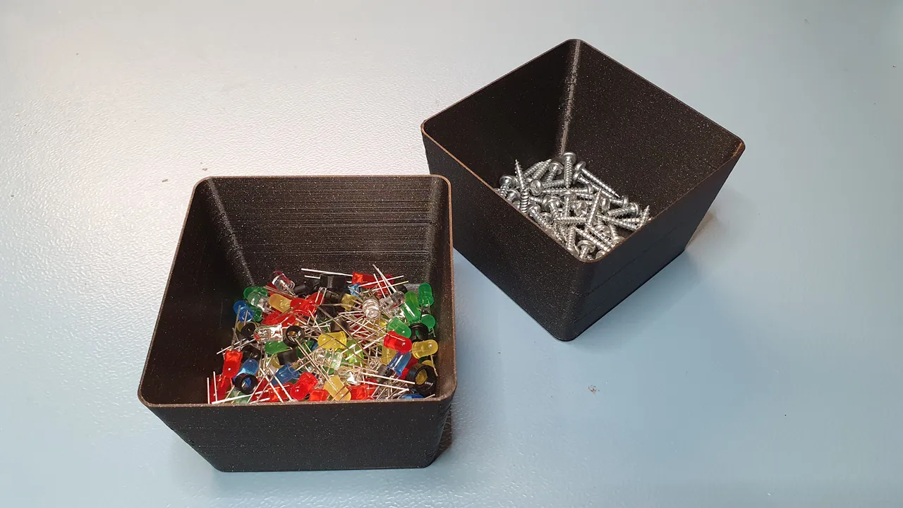Small stackable storage box with lid (parametric) by perja12