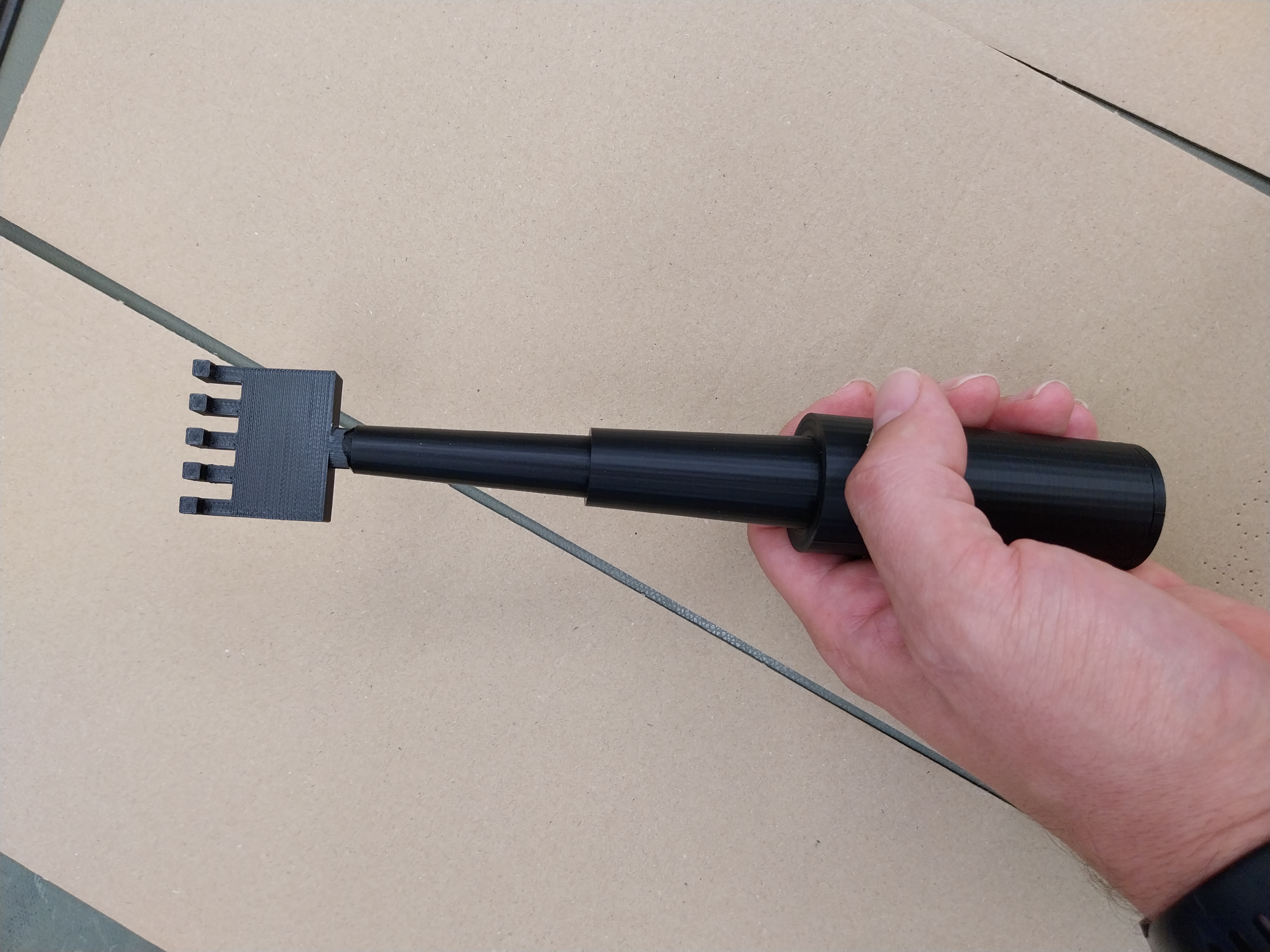 Telescopic Paw Scratcher