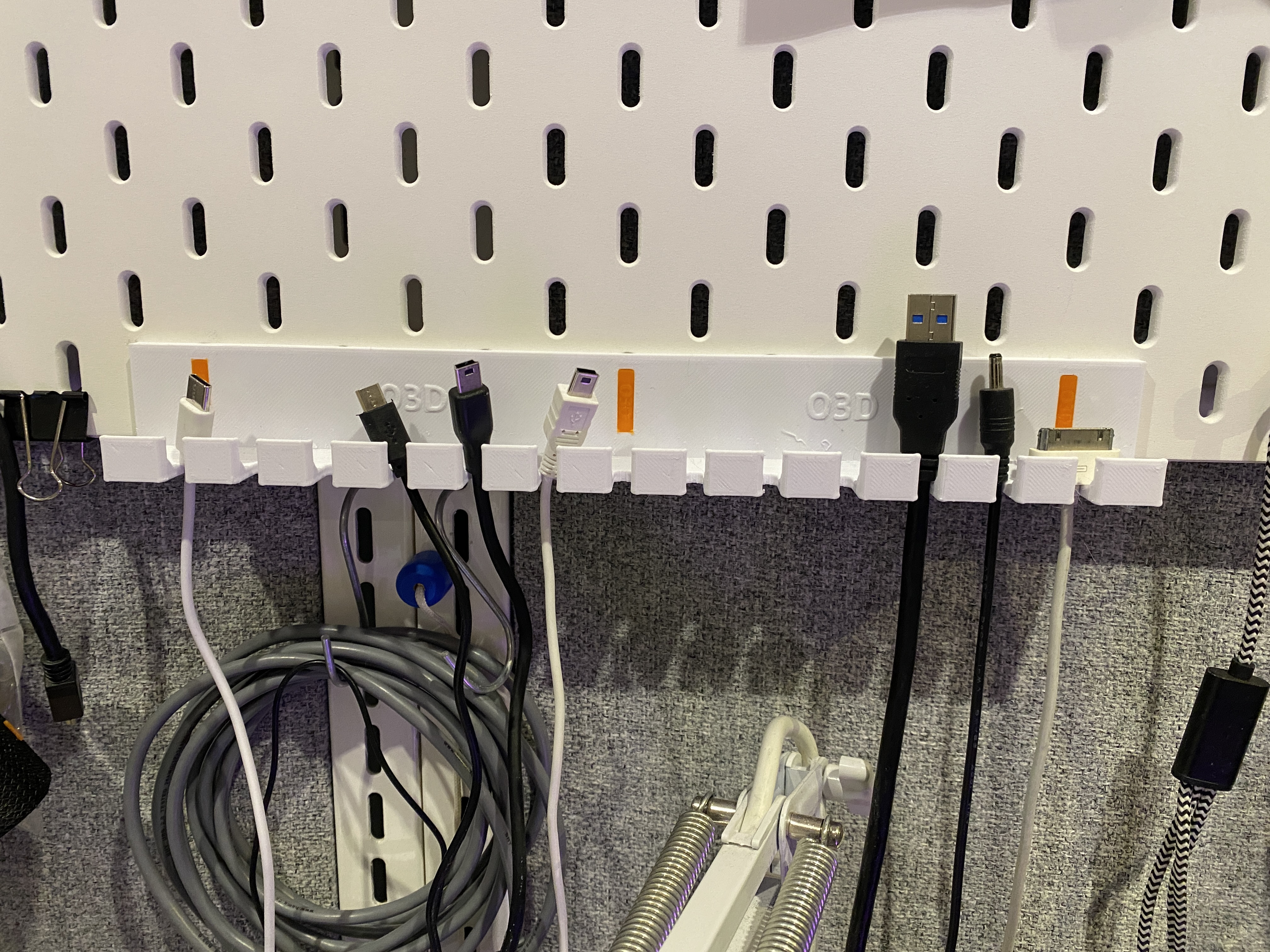 Skadis USB cabel holders