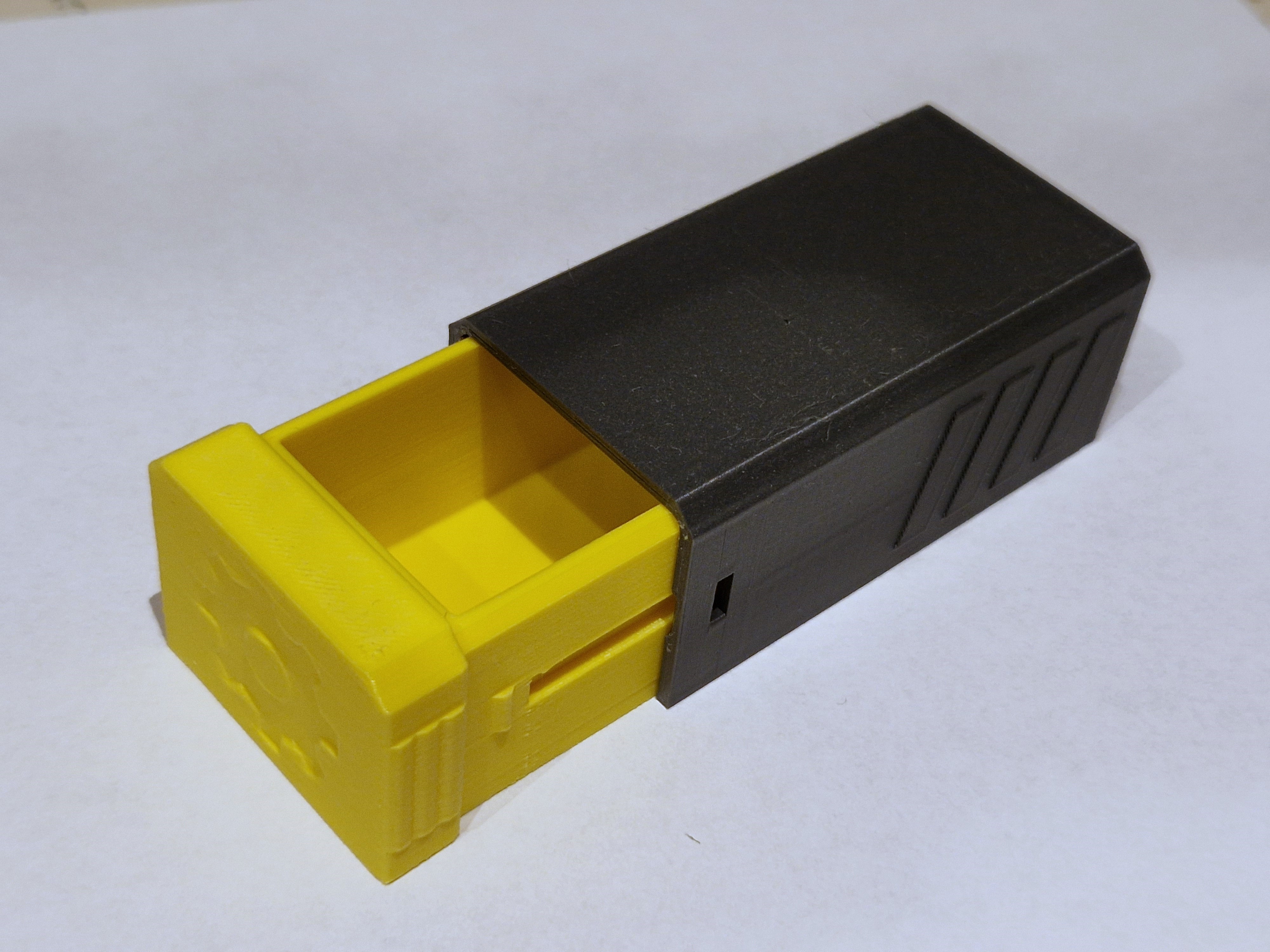 Mini box with lockable click closure