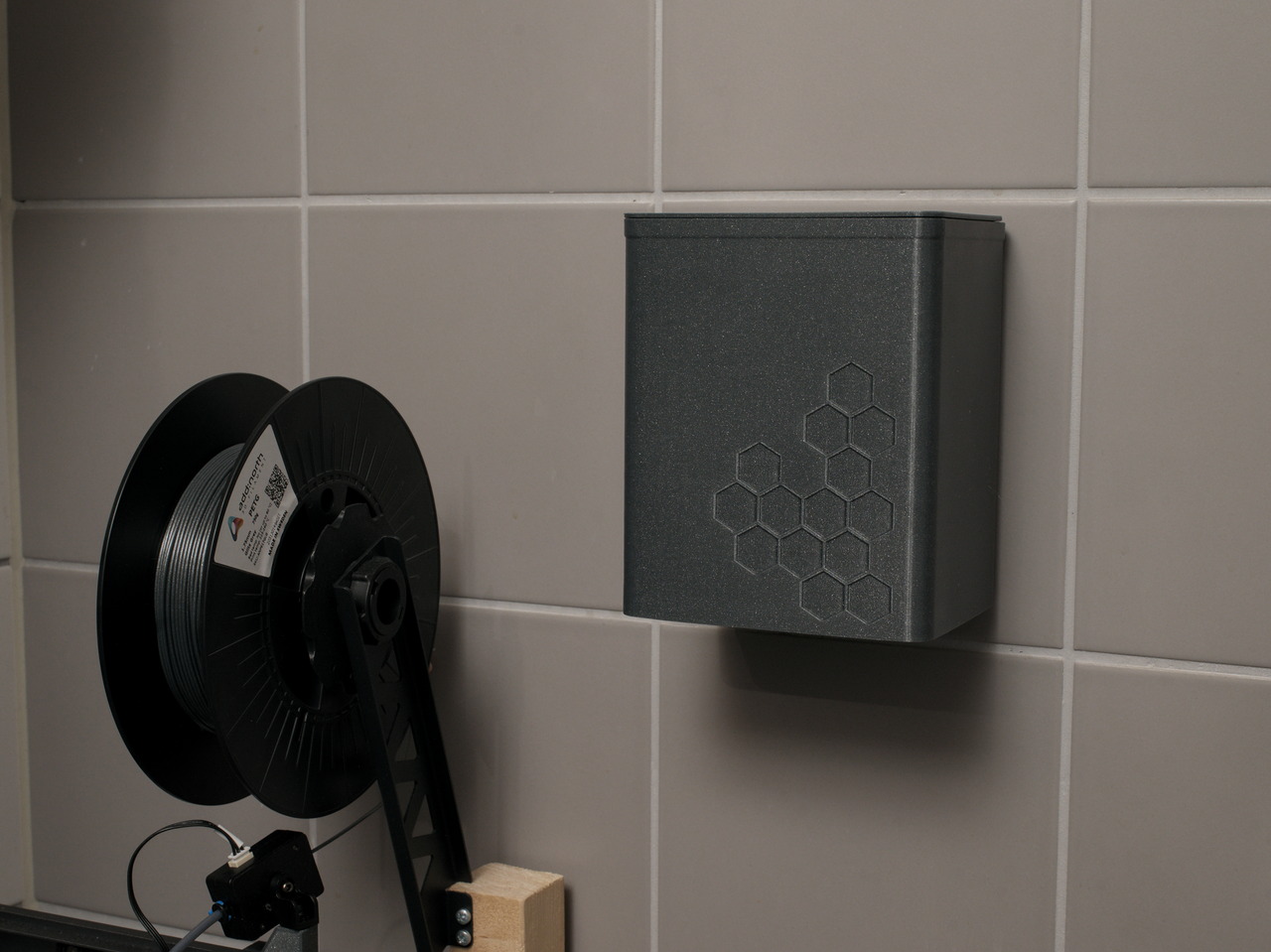 Hangable trash can hangsystem remix for tesa power strips (or similar)