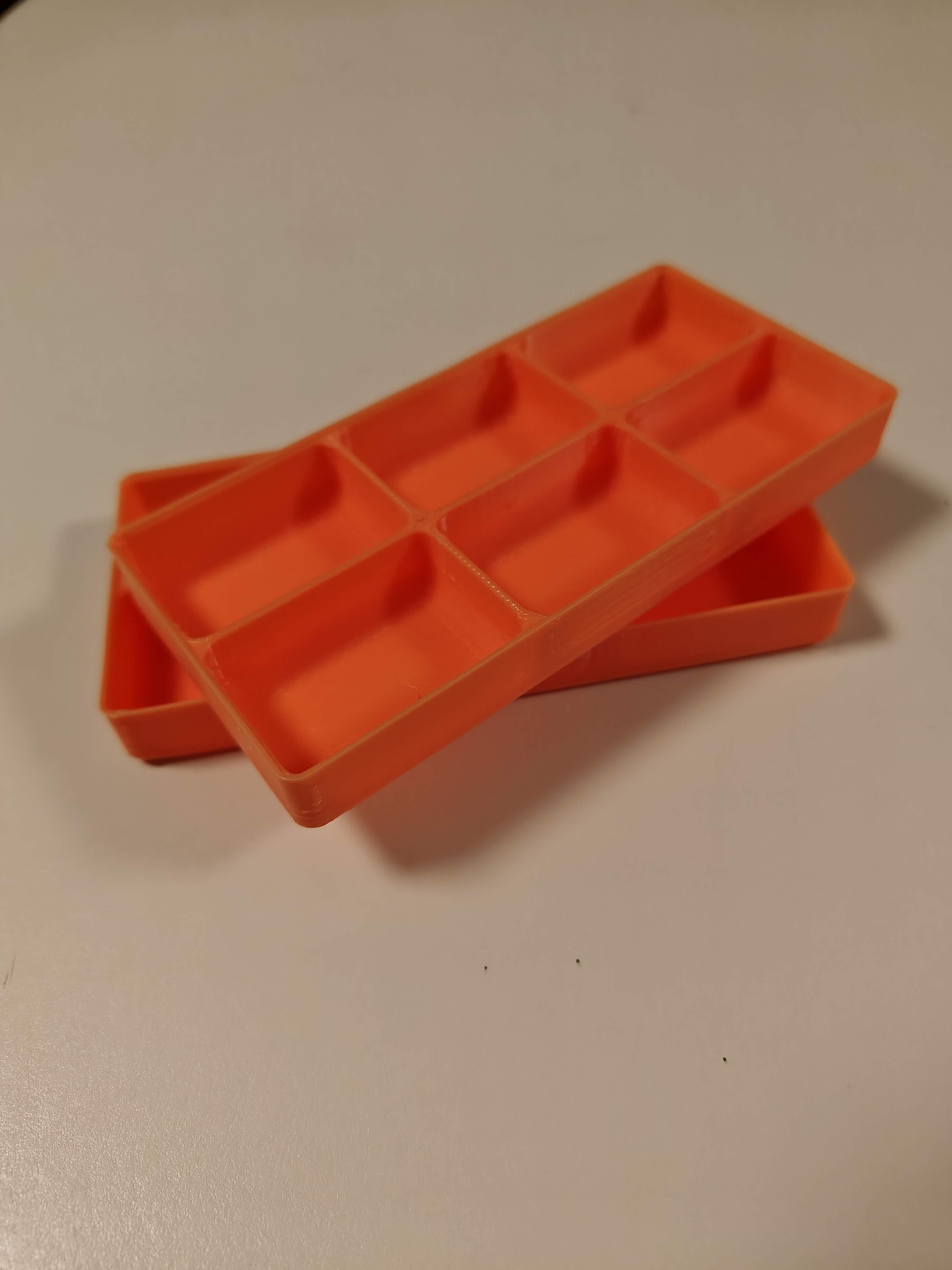 Stackable screw tray 6 or 8 compartment
