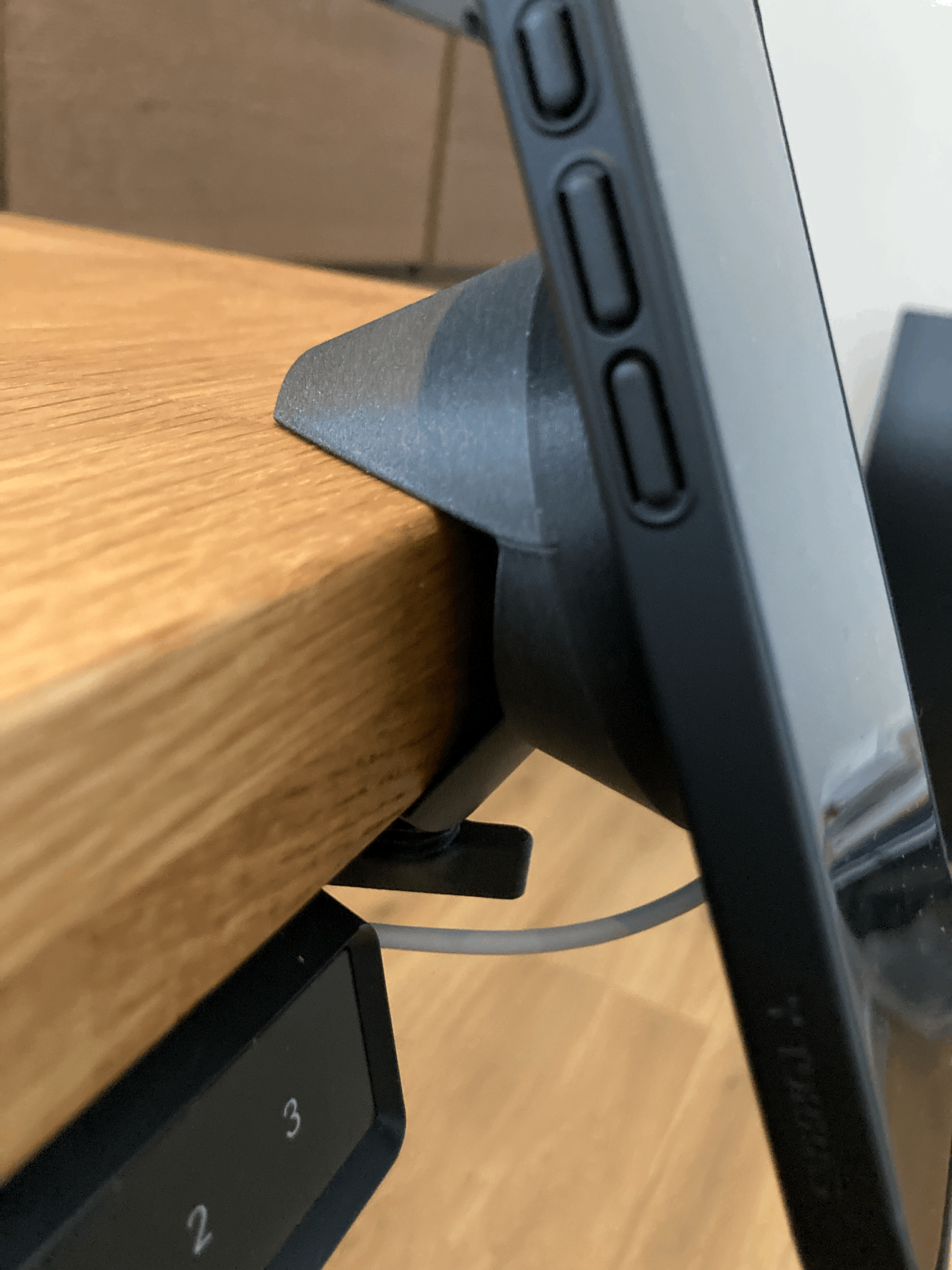 Magsafe Charger Clamp <=35mm Desks 3D model thumbnail