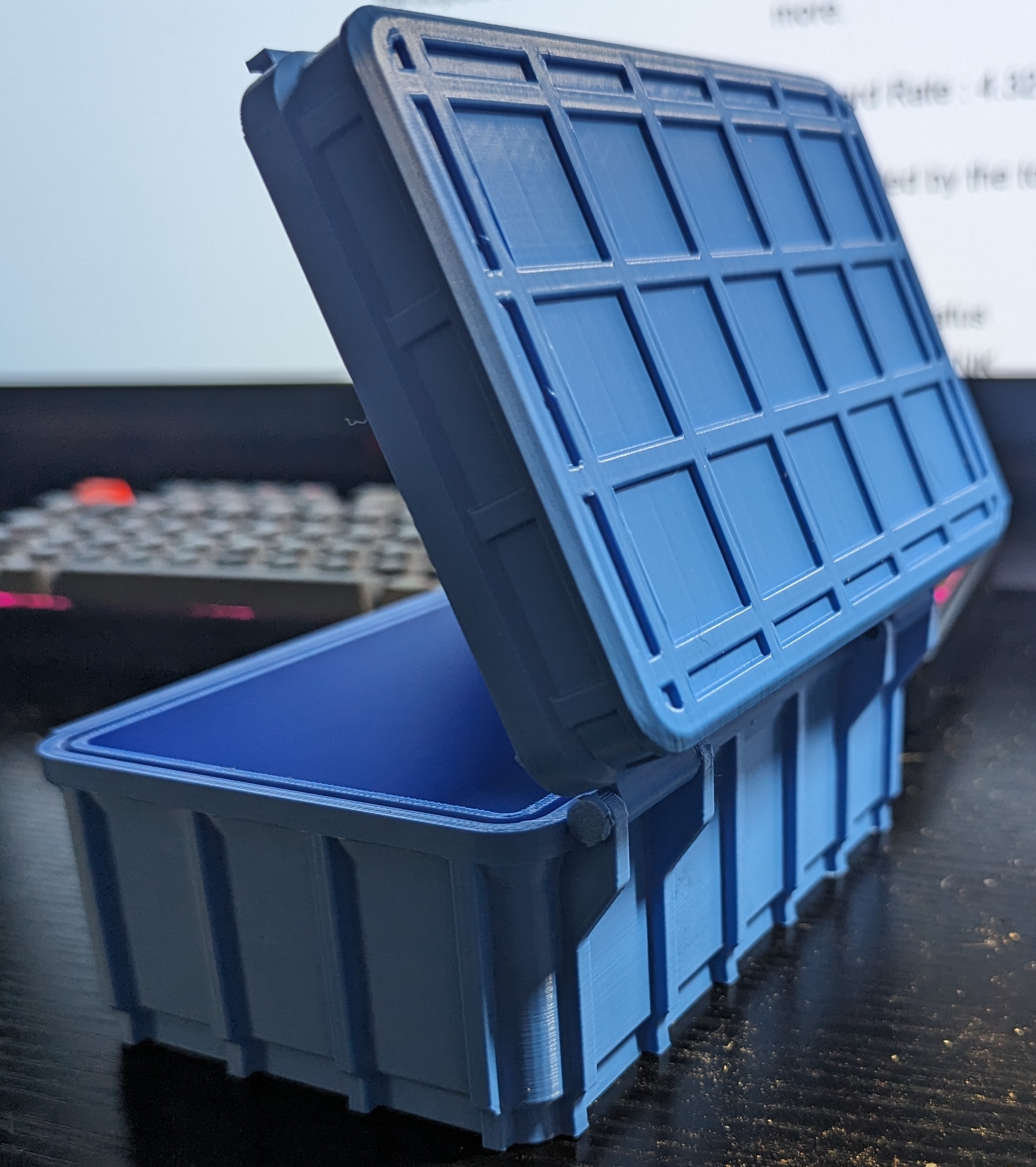 Detailed rugged look box w/ hinged lid by Cameron Download free STL