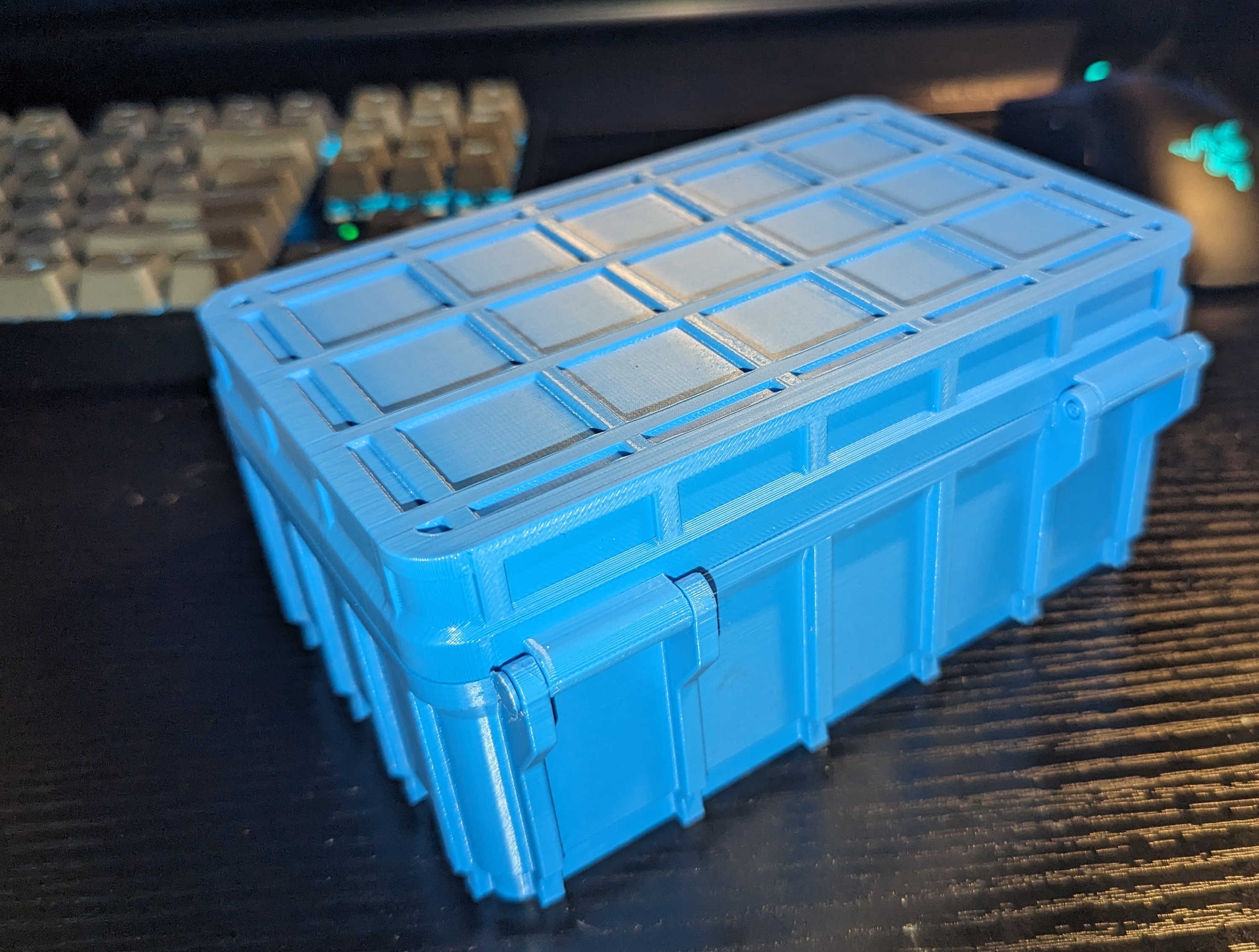 Detailed rugged look box w/ hinged lid by Cameron Download free STL