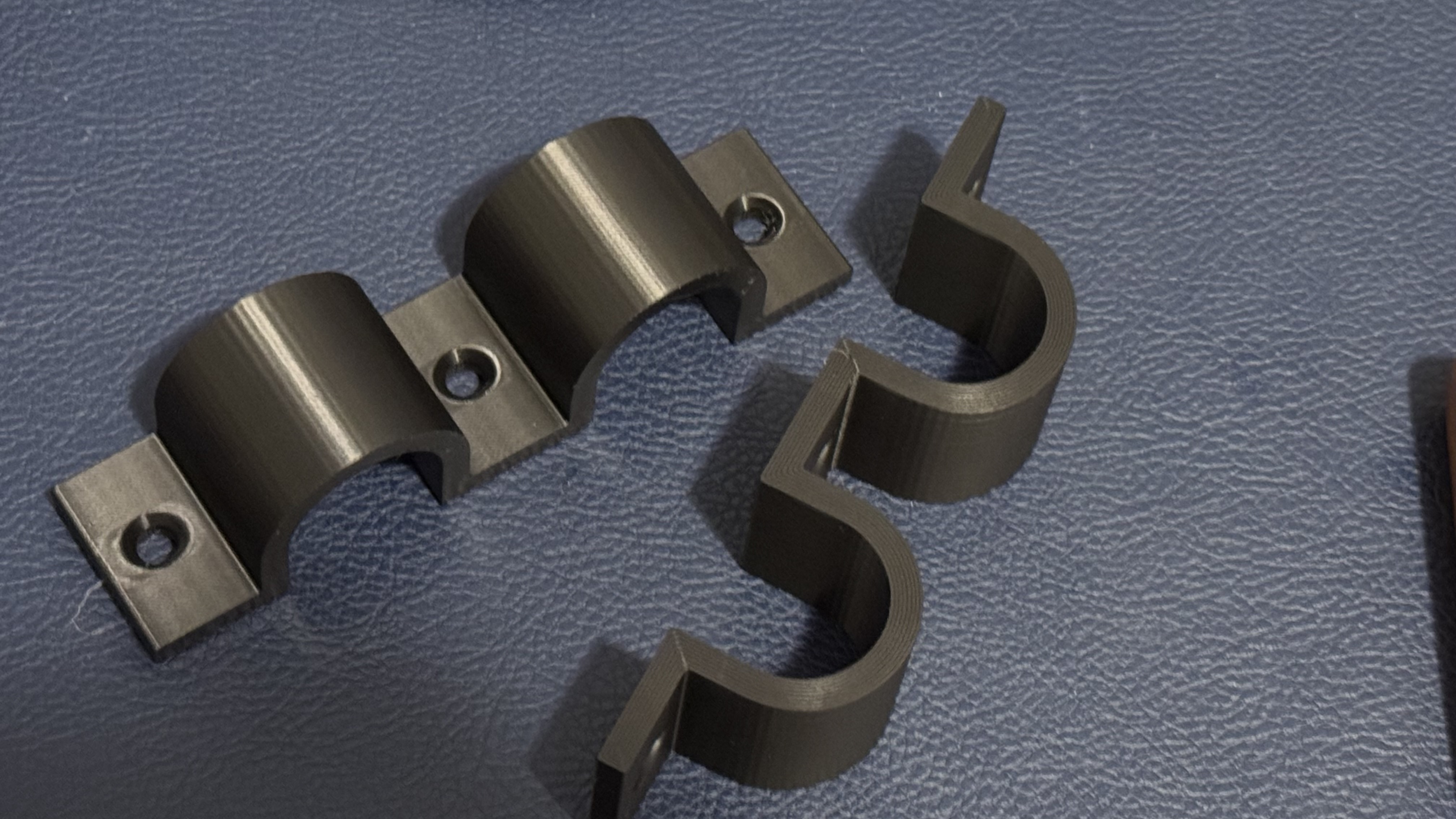 Dual 22mm conduit clamp