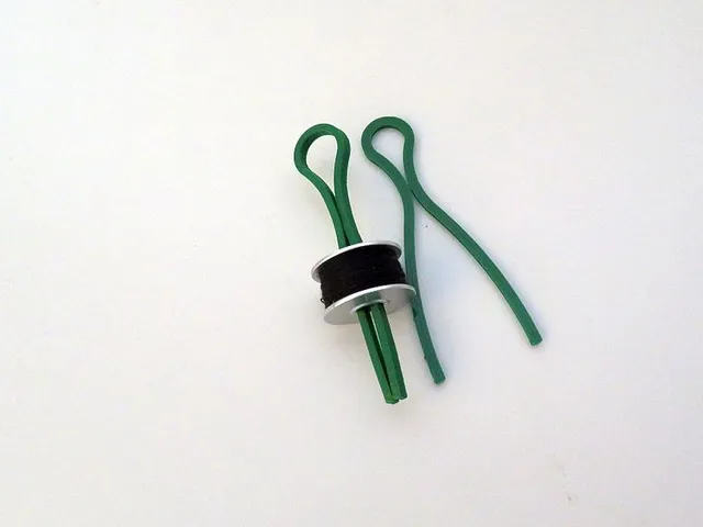 Bobbin Spool Pin – Keep Your Thread and Bobbin Together