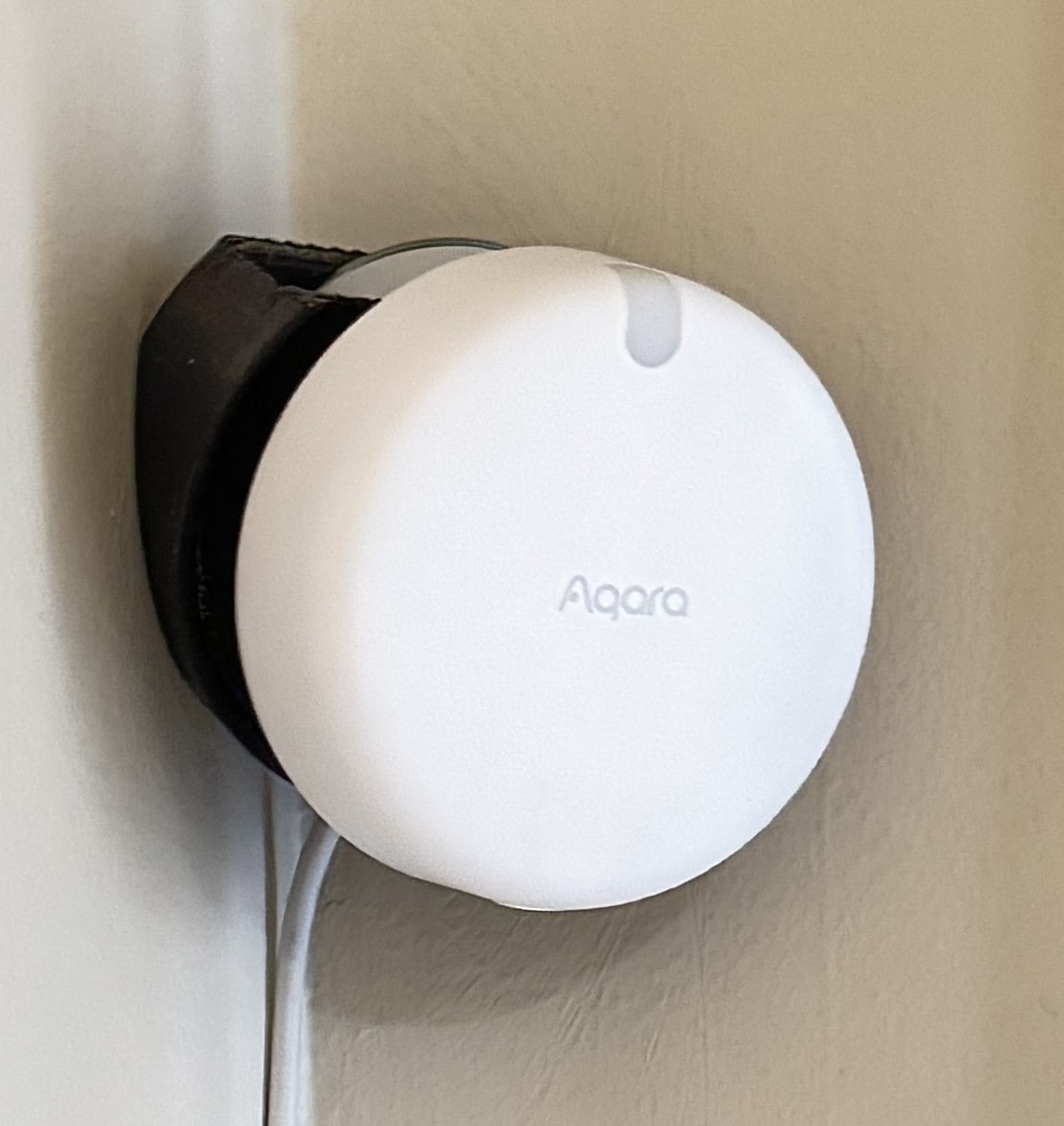 Aqara FP2 mM Presence sensor wall mount corner bracket by AbsurdDad