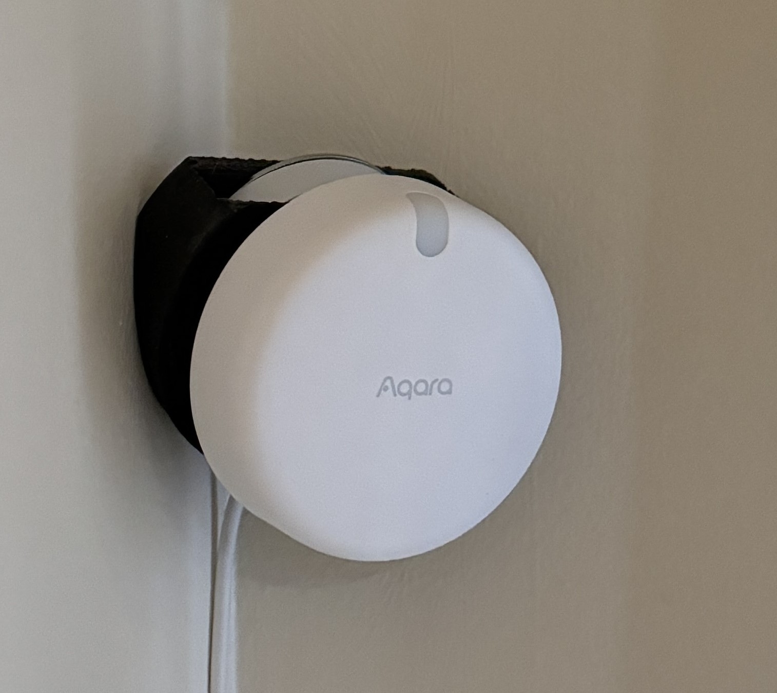 Aqara FP2 mM Presence sensor wall mount corner bracket by AbsurdDad