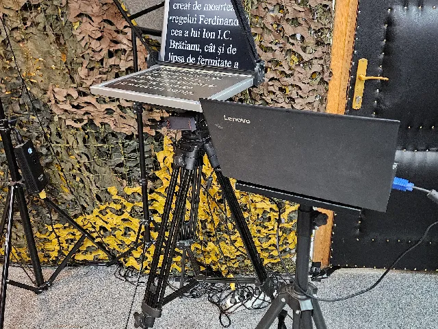 21 inch prompter with rails