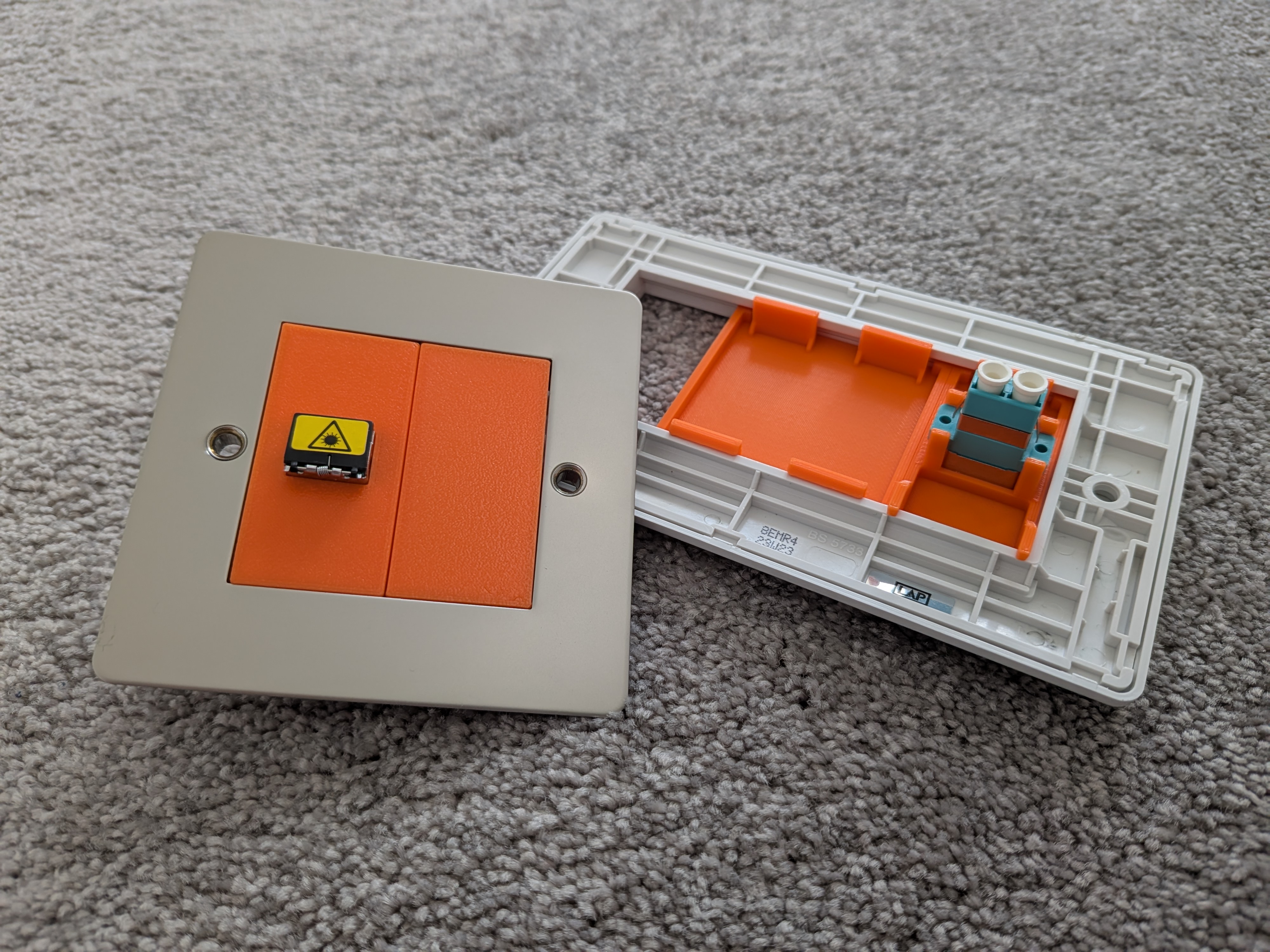 Euro Module Shuttered LC Fibre Coupler Faceplate