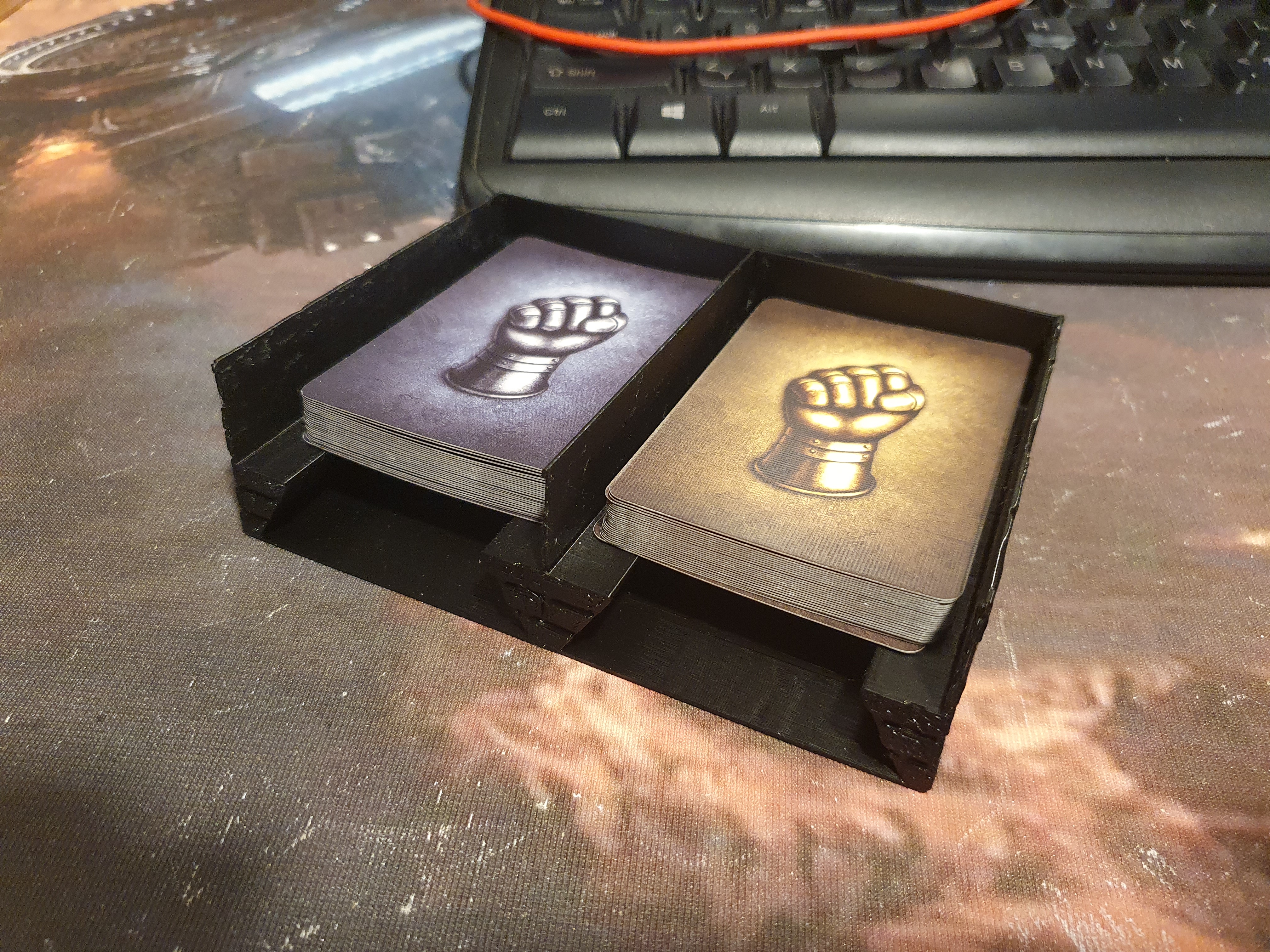 Euthia hand cards holder