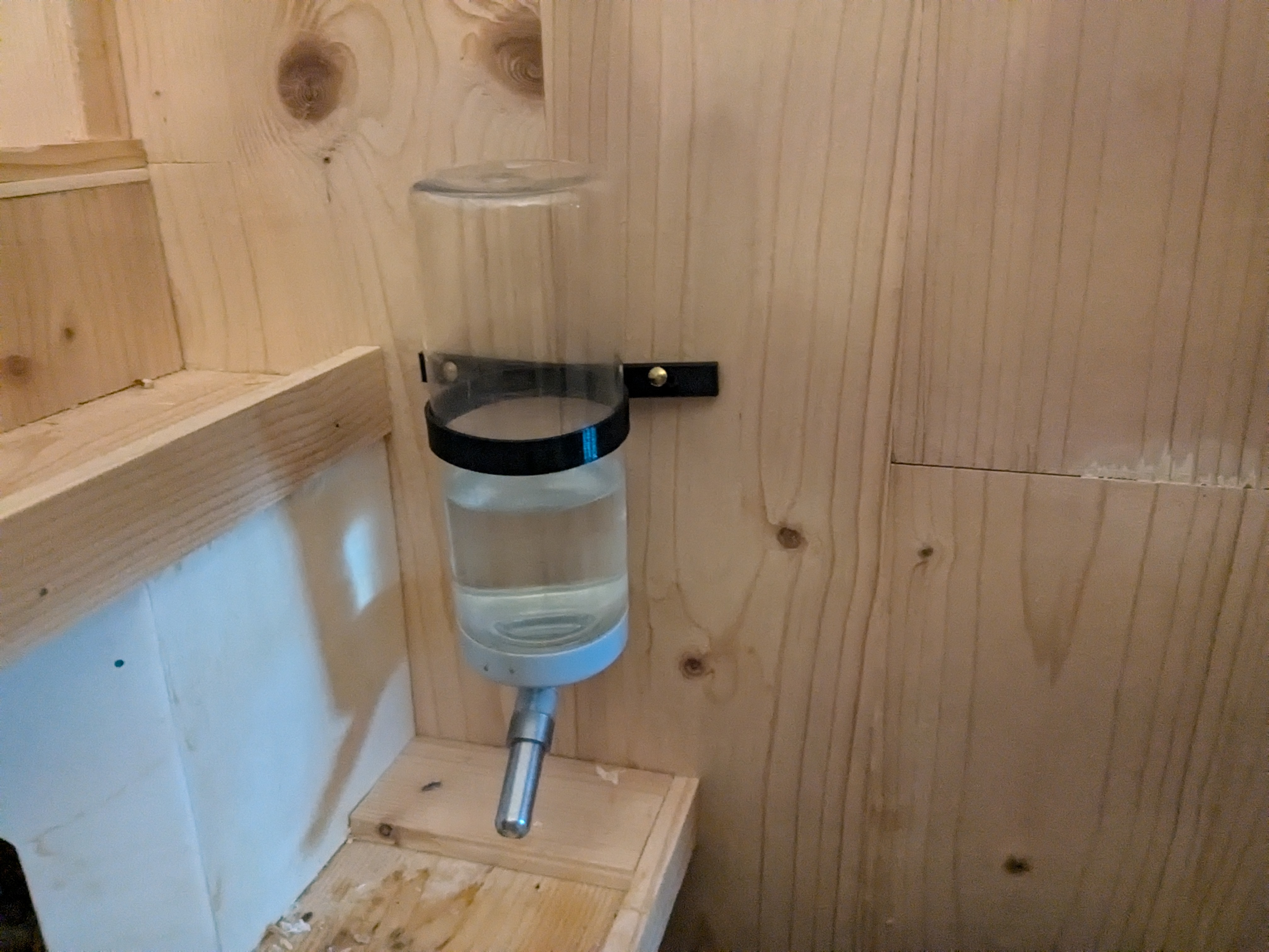 Support hamster waterer