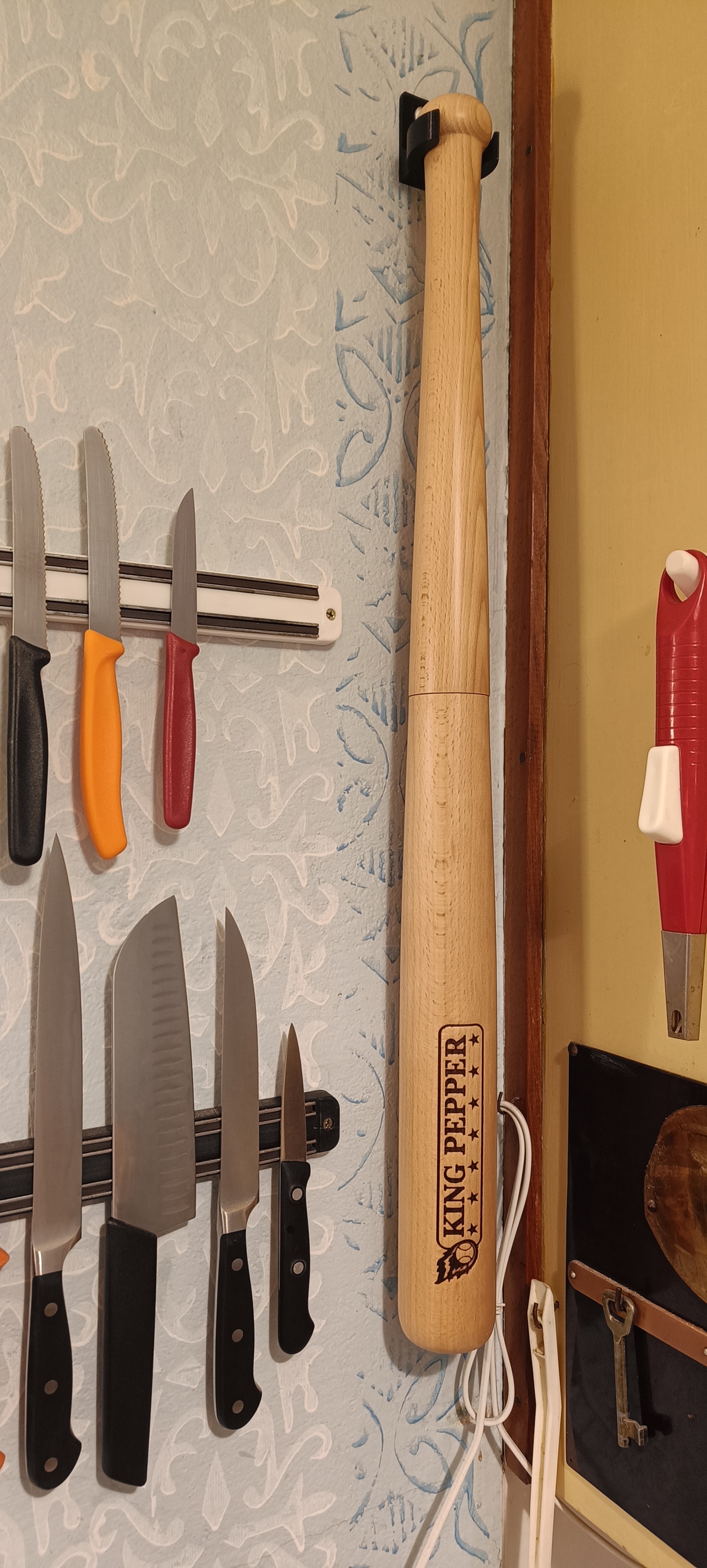 Nástěnný držák pro mlýnek na pepř / Wall holder for pepper mill