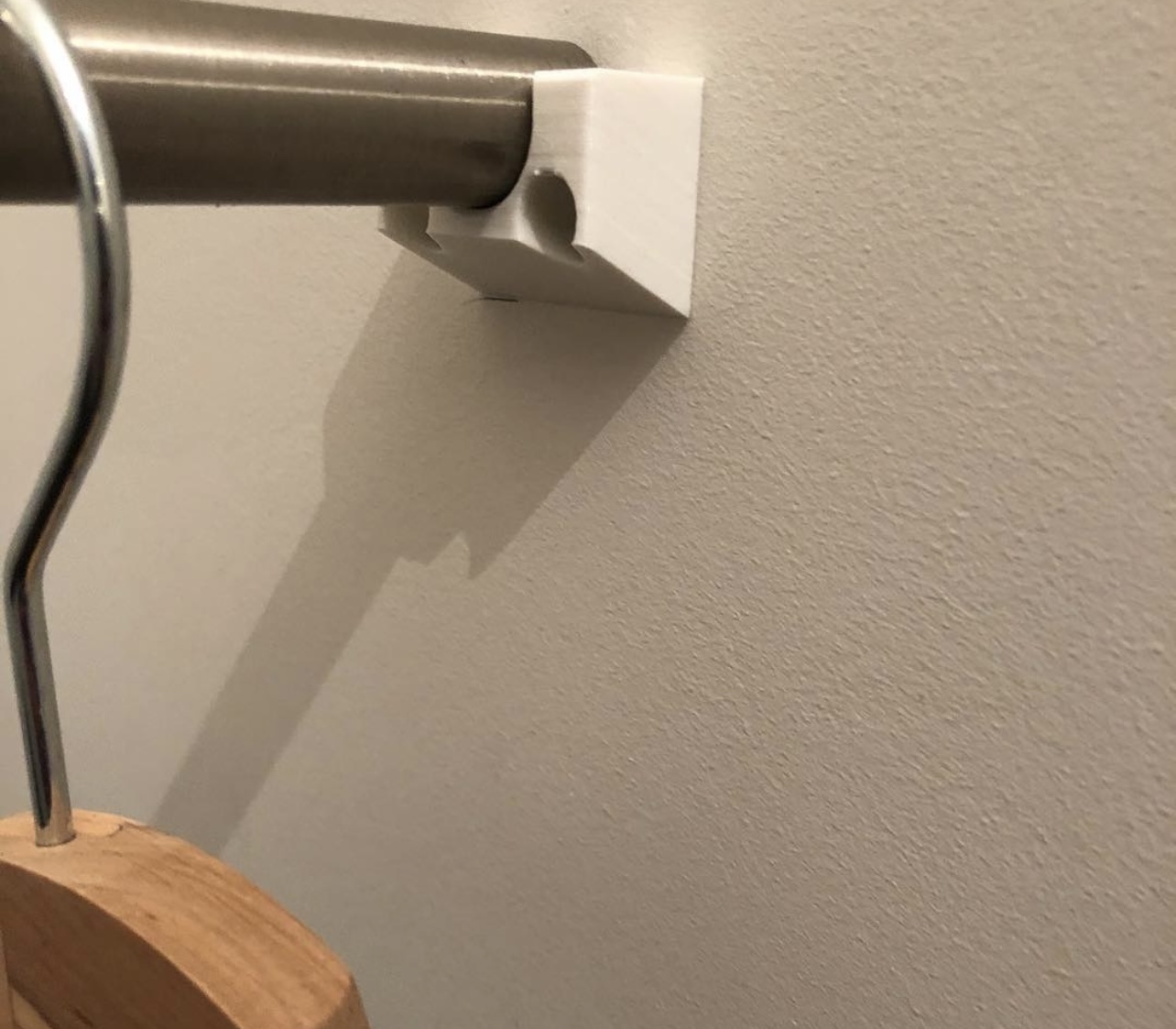 Hanger rail bracket