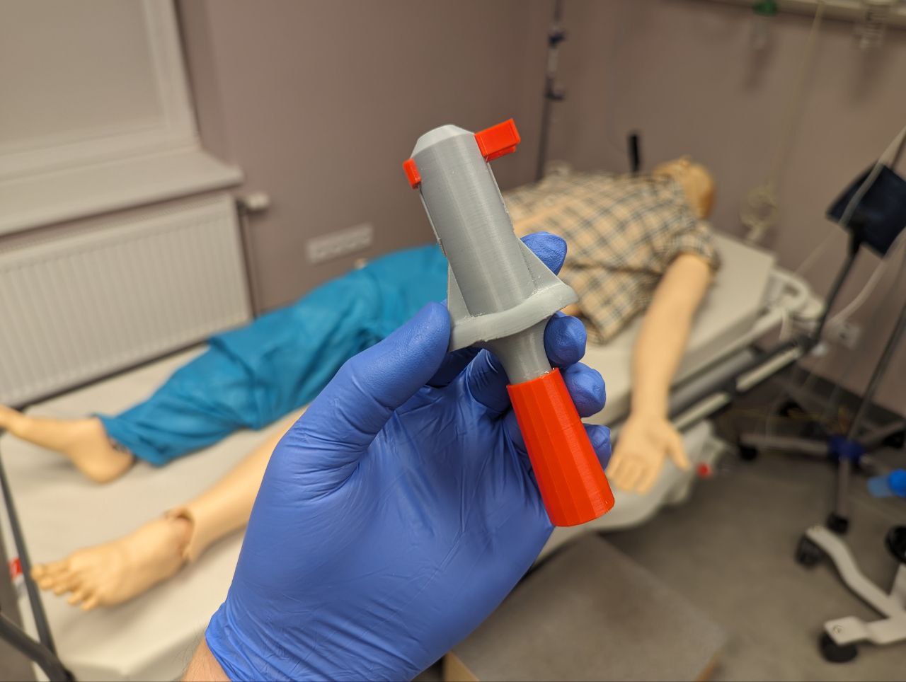 Intraosseous access device prop for clinical simulation