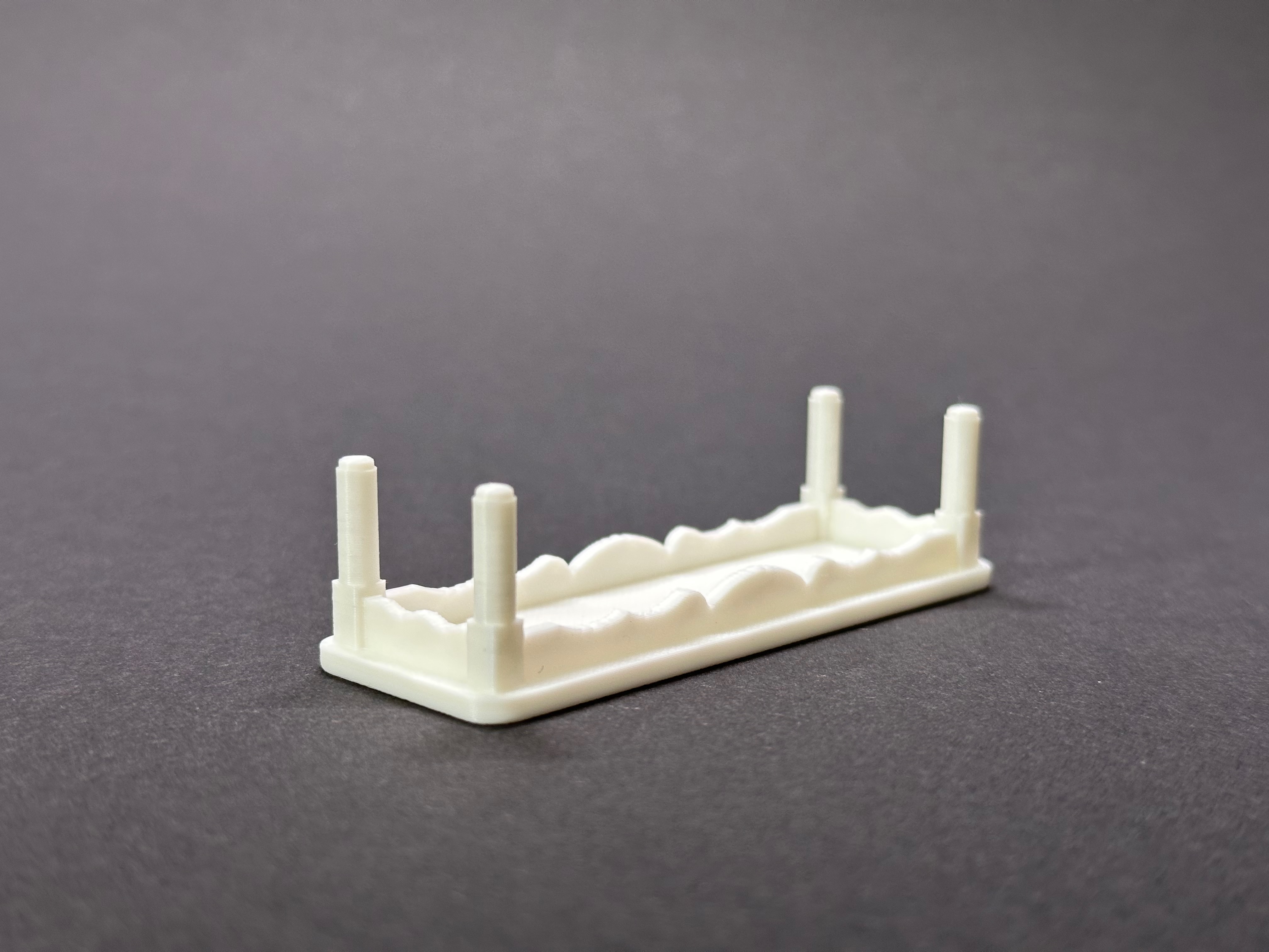 Dollhouse bench — miniatura 3