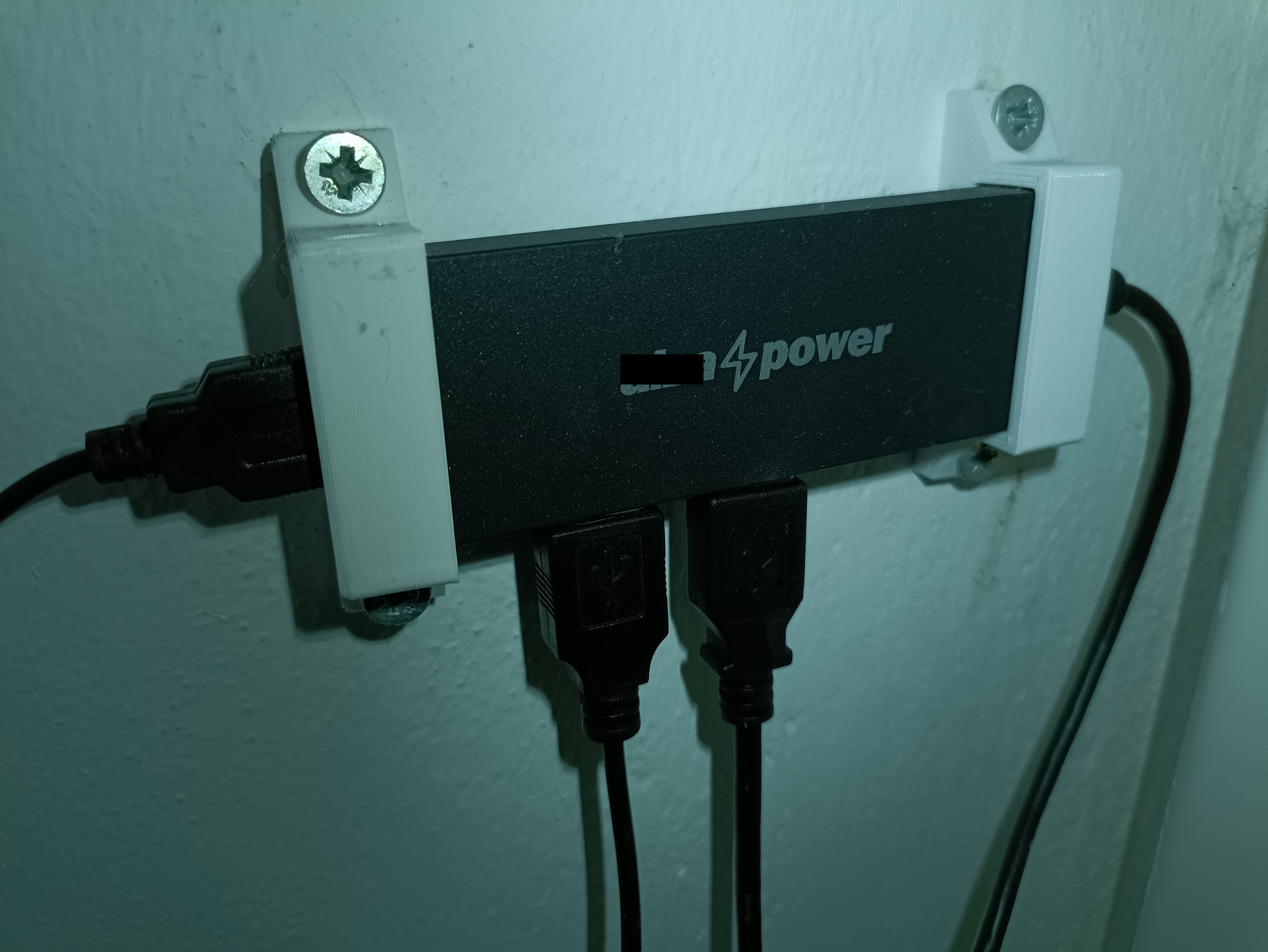 USB HUB to wall