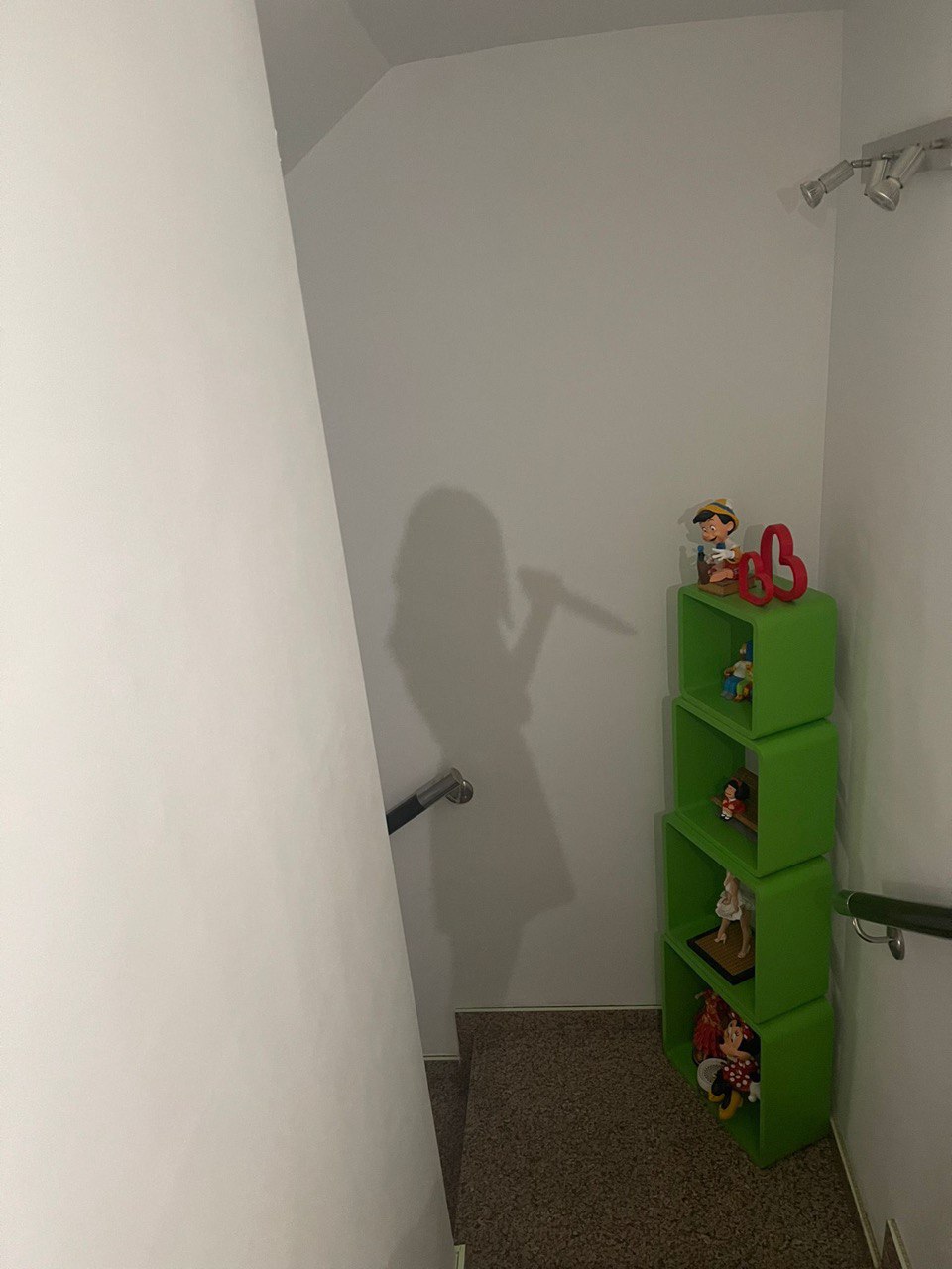 Mujer silueta con cuchillo