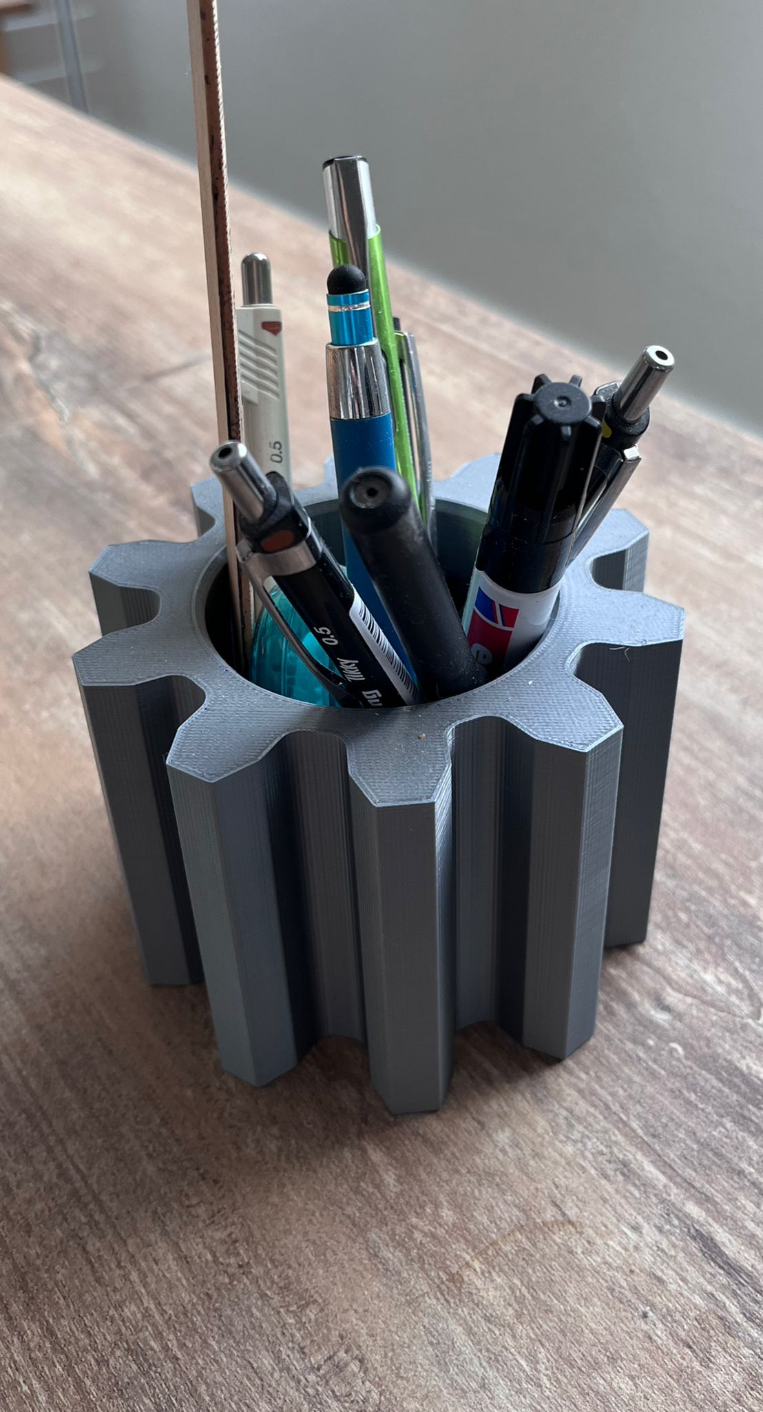 Pen holder with a gear design
