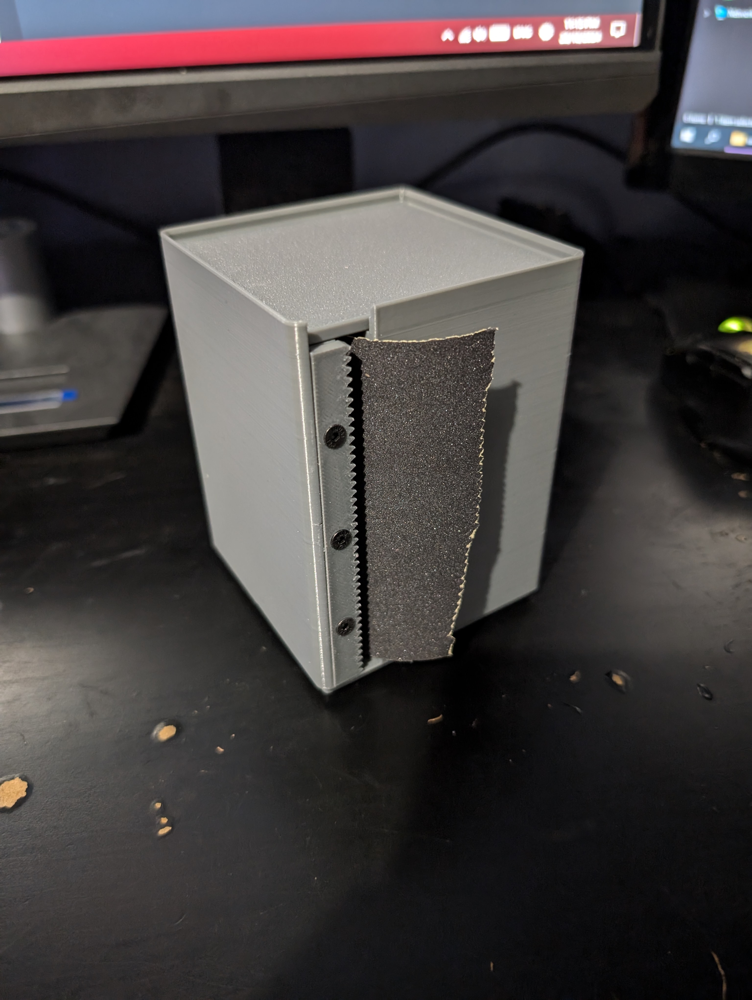 Gridfinity Sandpaper Roll Holder