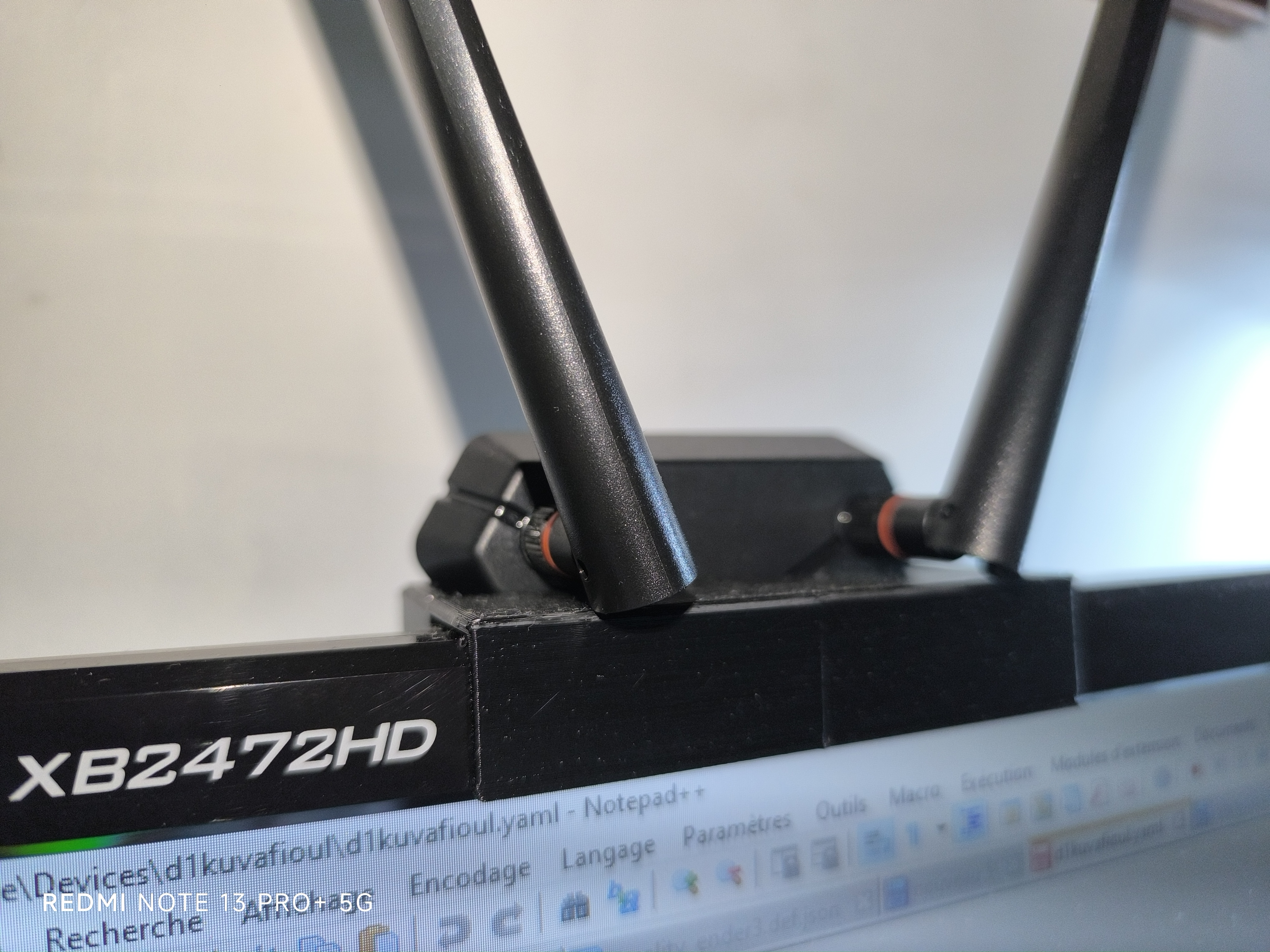 Wi-Fi antenna mount for monitor