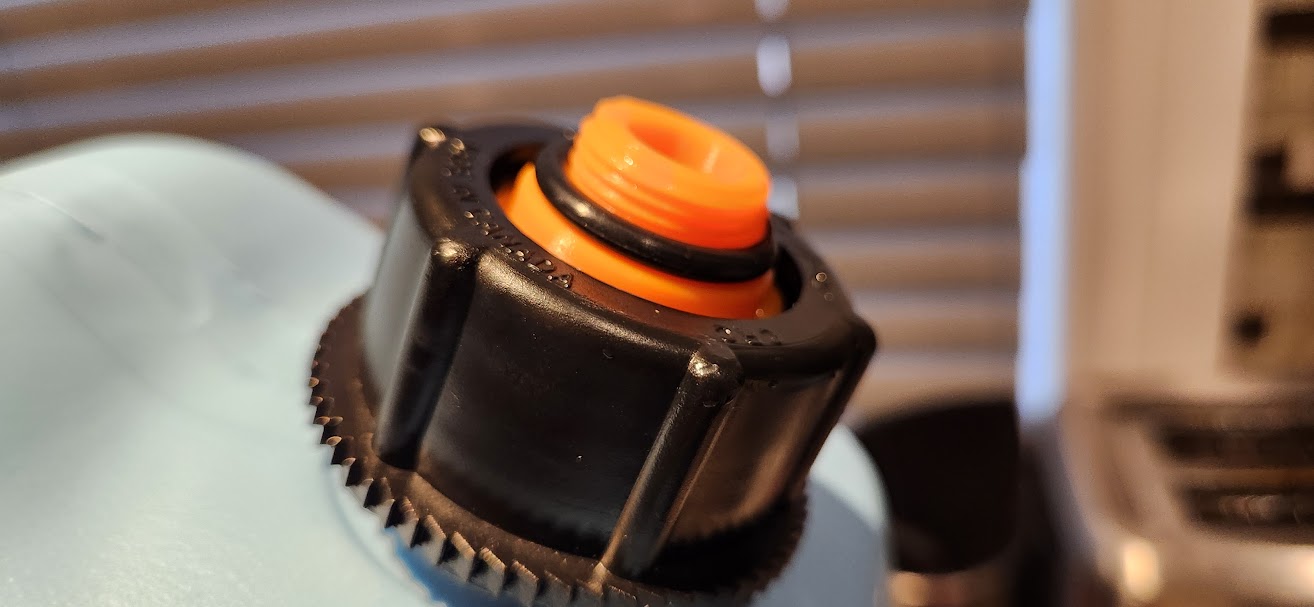 Ball valve adapter for jerry can