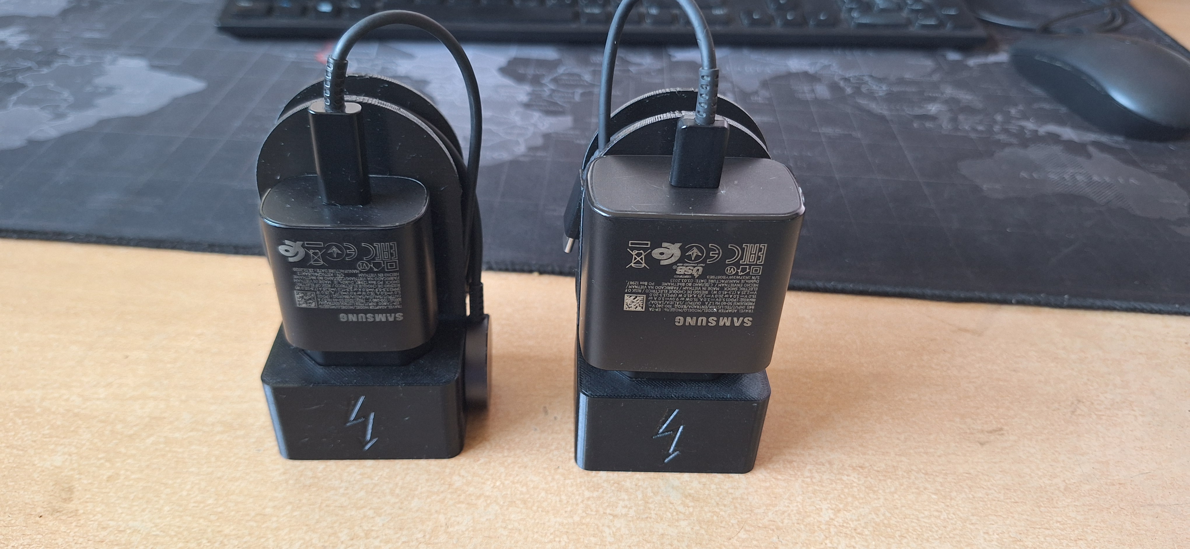 Phone/watch charger holder - Držák nabíječky telefonu/hodinek