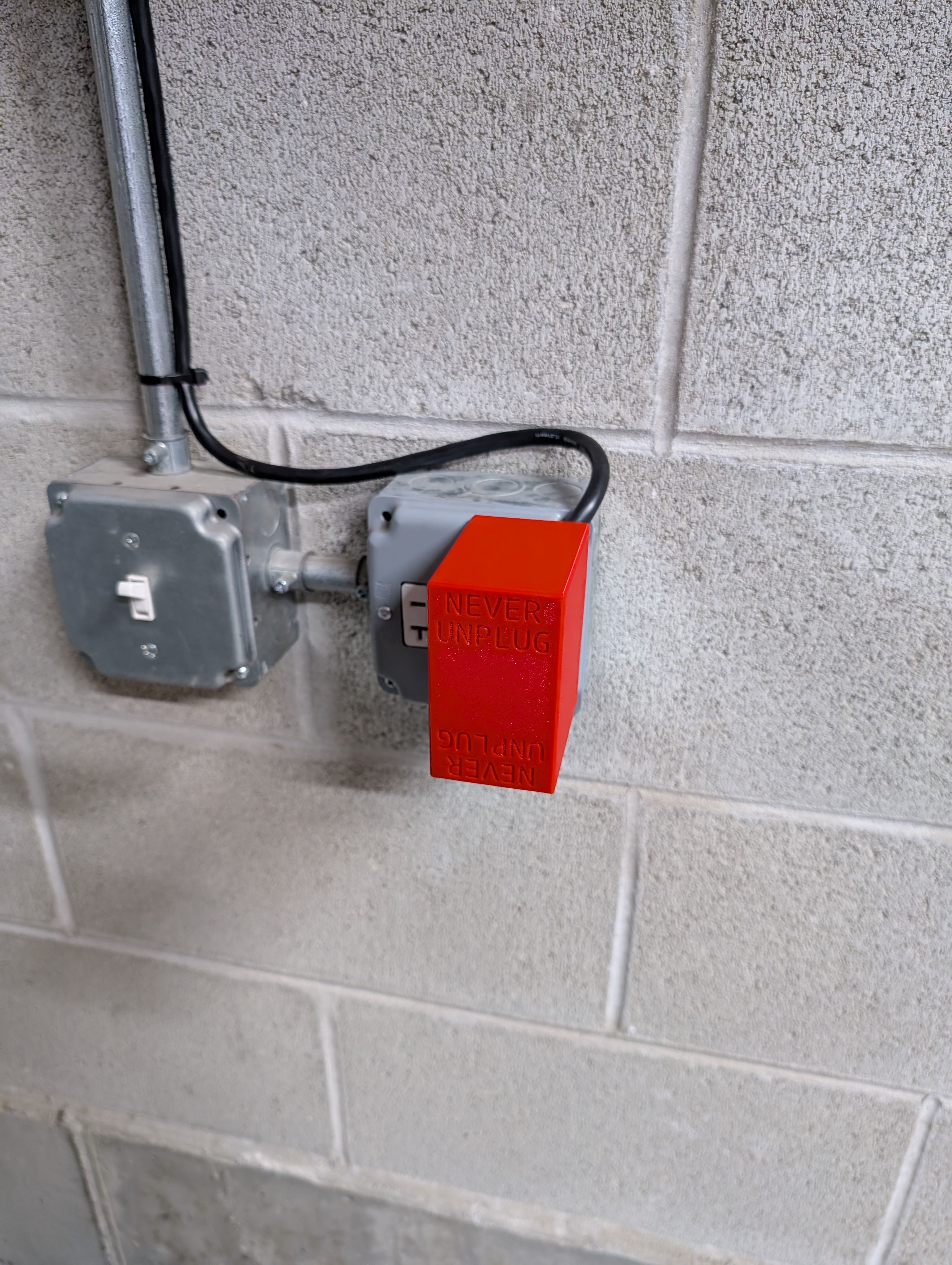 Outlet no-unplug cover (magnetic)