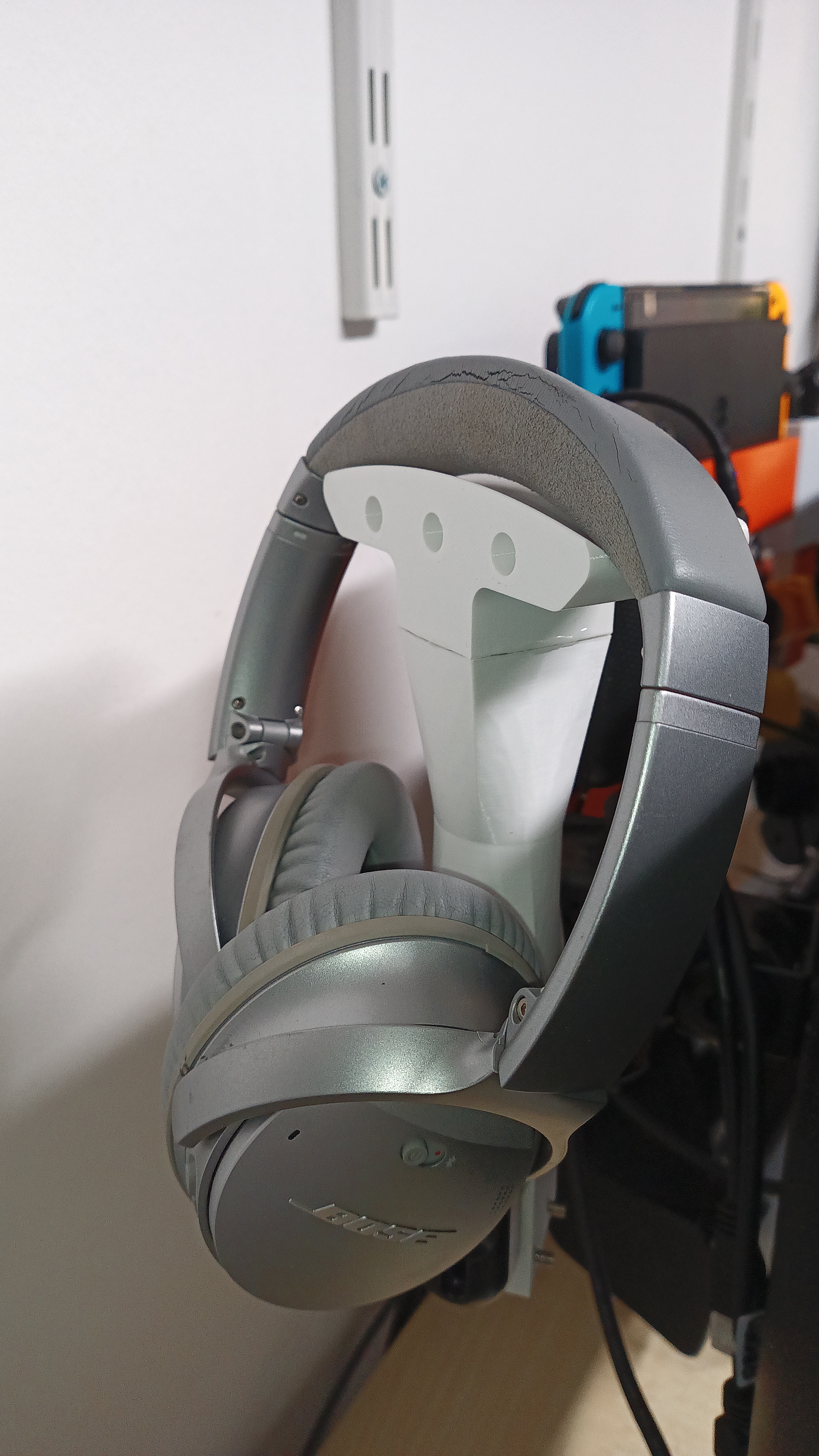 Rotatable headphone stand behind monitor | Drehbarer Kopfhörerständer hinter Monitor