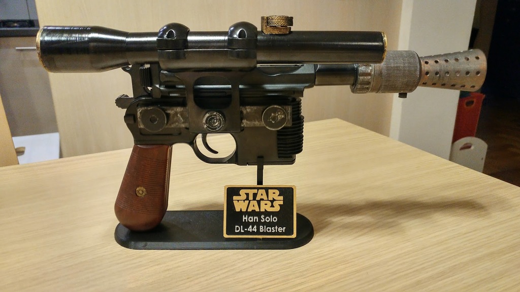 Han Solo Blaster DL-44 Stand