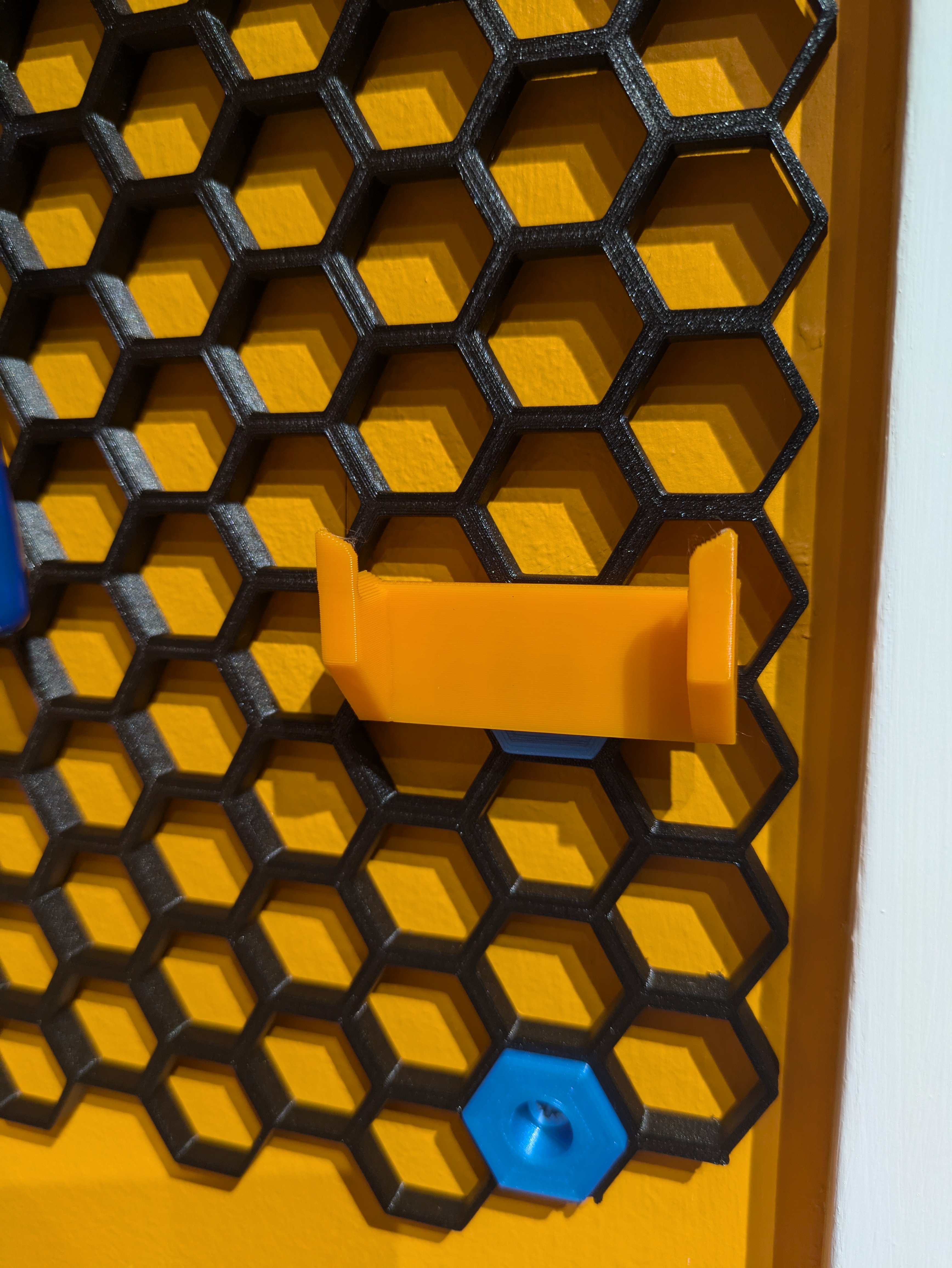 Hex Scaper Holder for Honeycomb Wall Storage