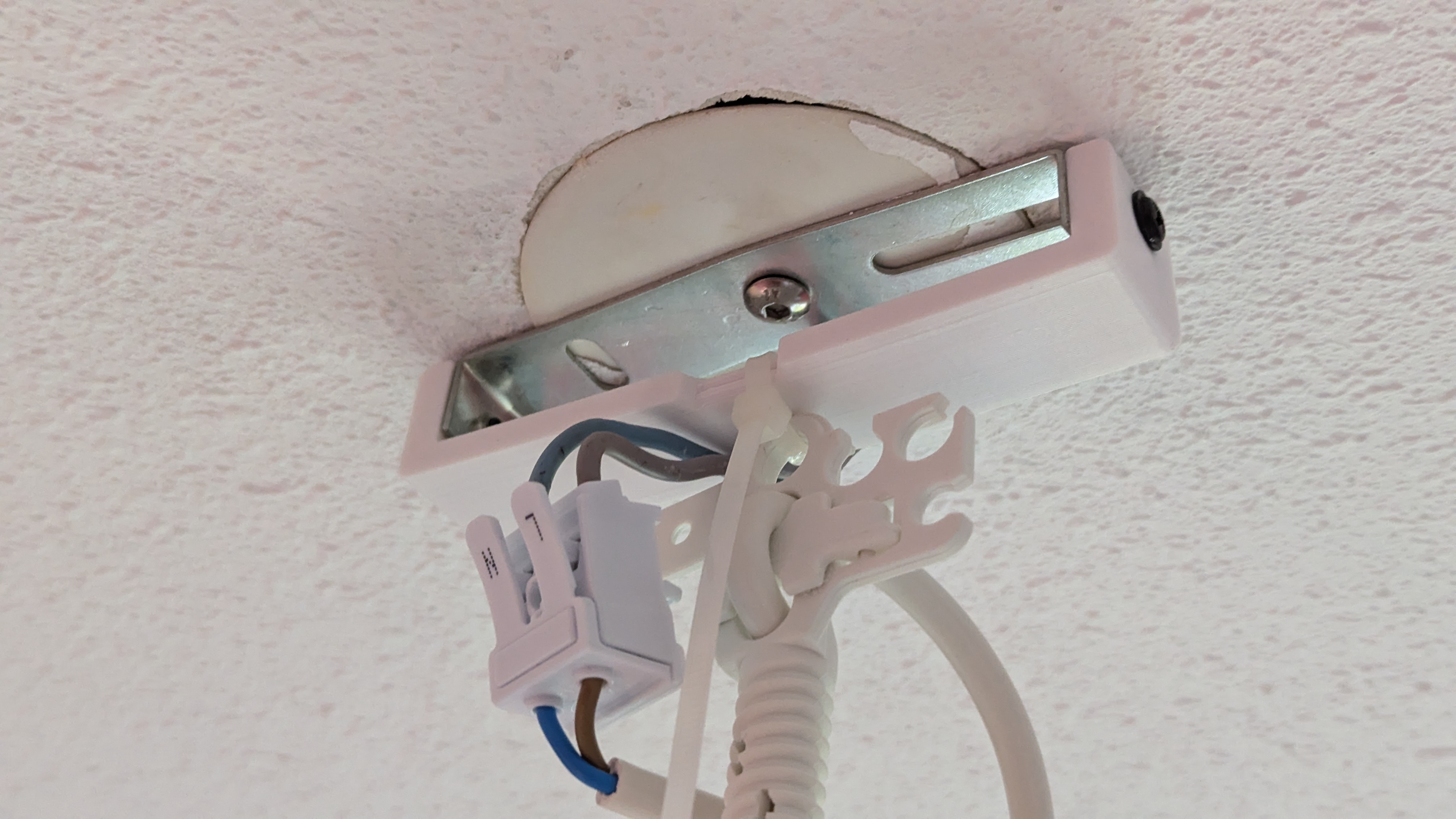 Miniatura 2 do modelo 3D Hook adapter for ceiling rose