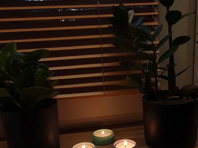 Tealight holder