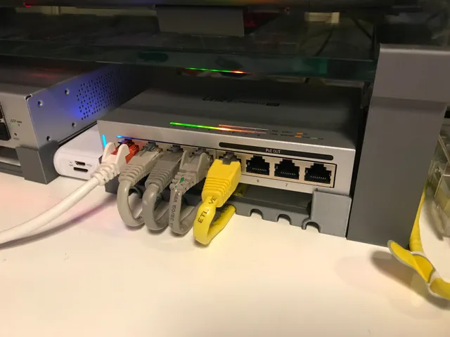 Ubiquiti UniFi Switch 8 POE-60W Stand