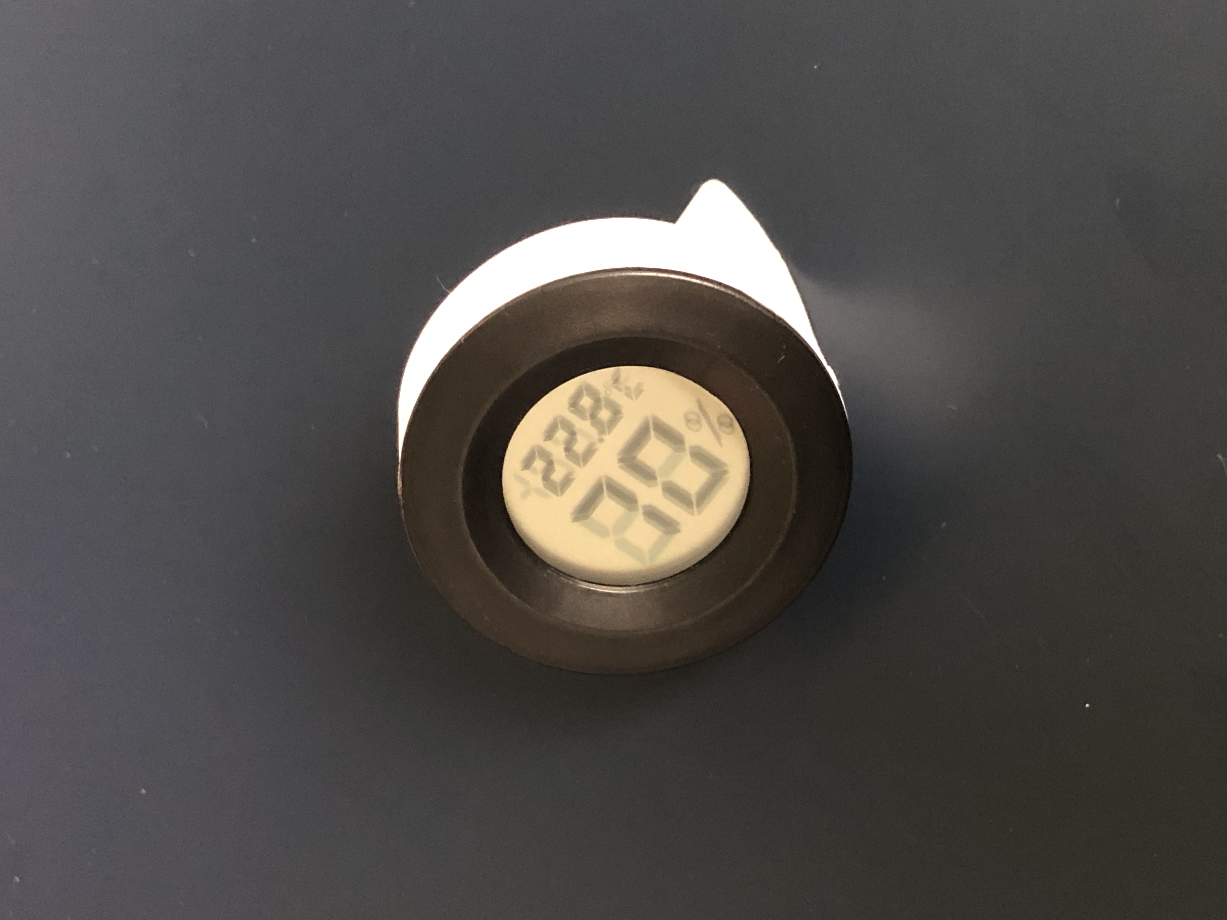 Minimalistic mount for a round hygrometer & thermometer module
