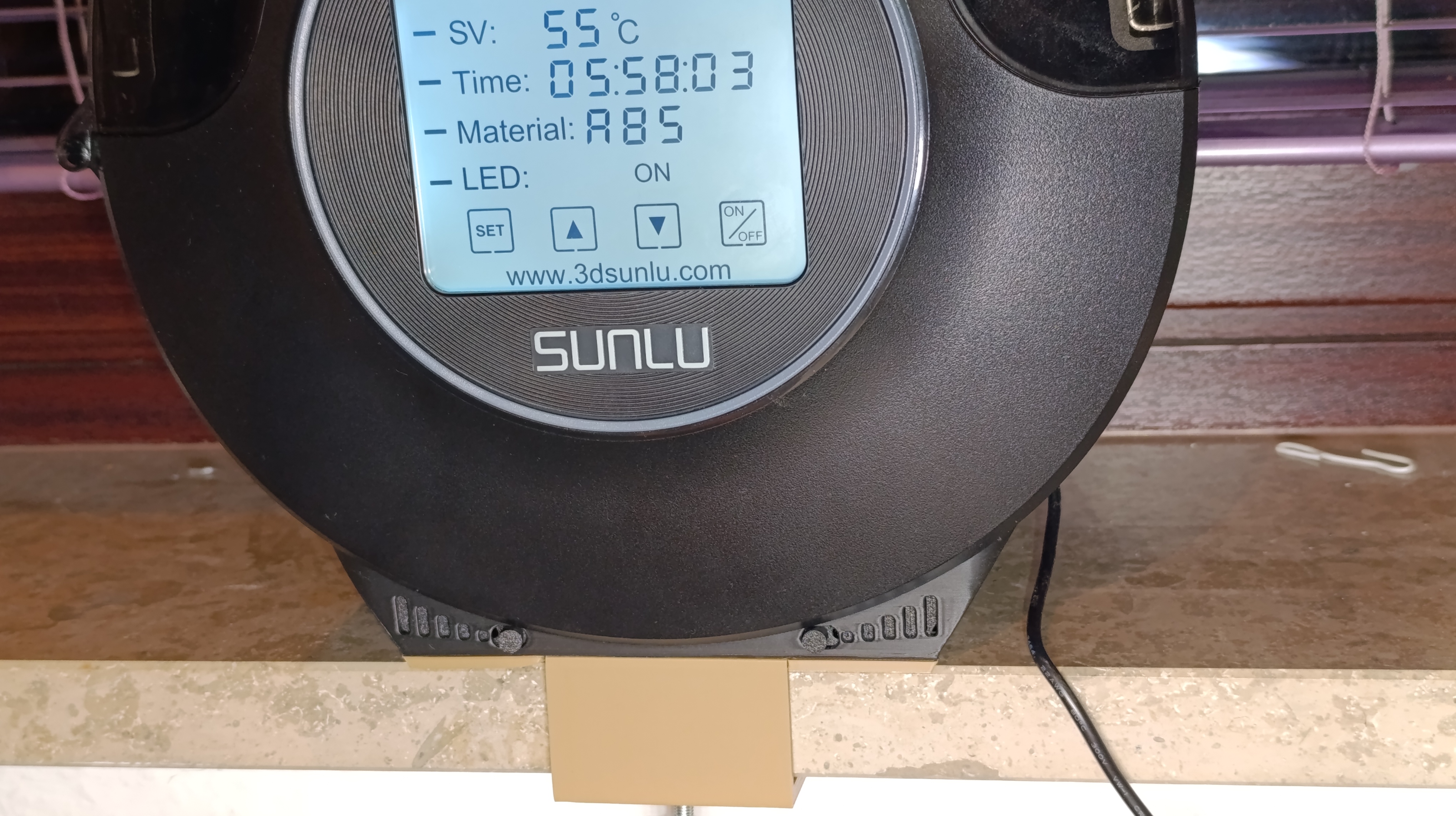 Sunlu S2 base with ventilation and fastening points. / Sunlu S2 Unterteil mit Lüftung und Befestigungspunkten.