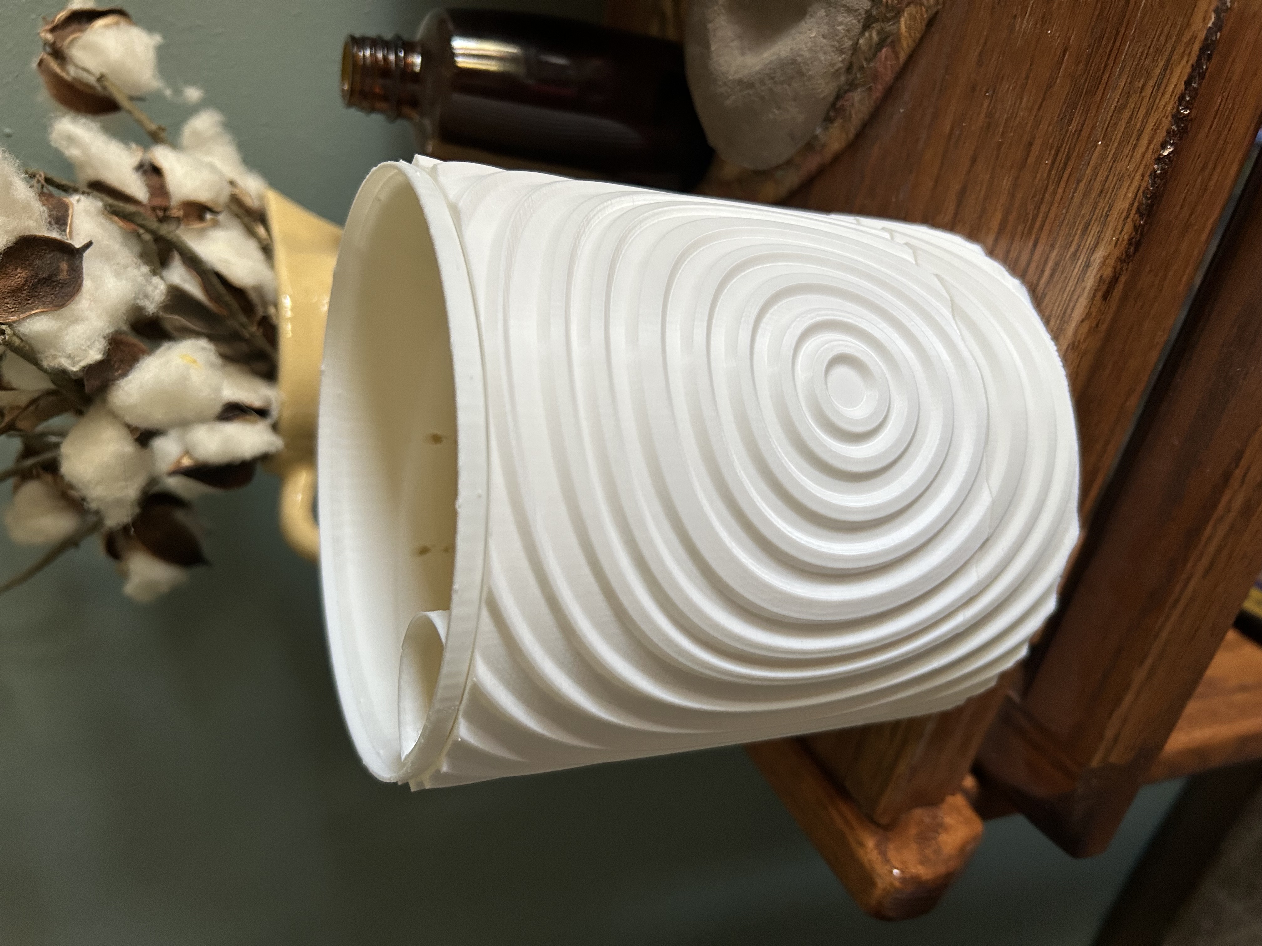 Wall Vase with integrated Water Distribution System