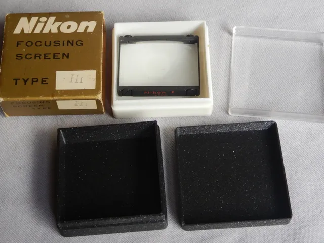 Schachtel box mit Deckel für Nikon f & F2 Einstellscheiben; box with lid for Nikon focusing screen