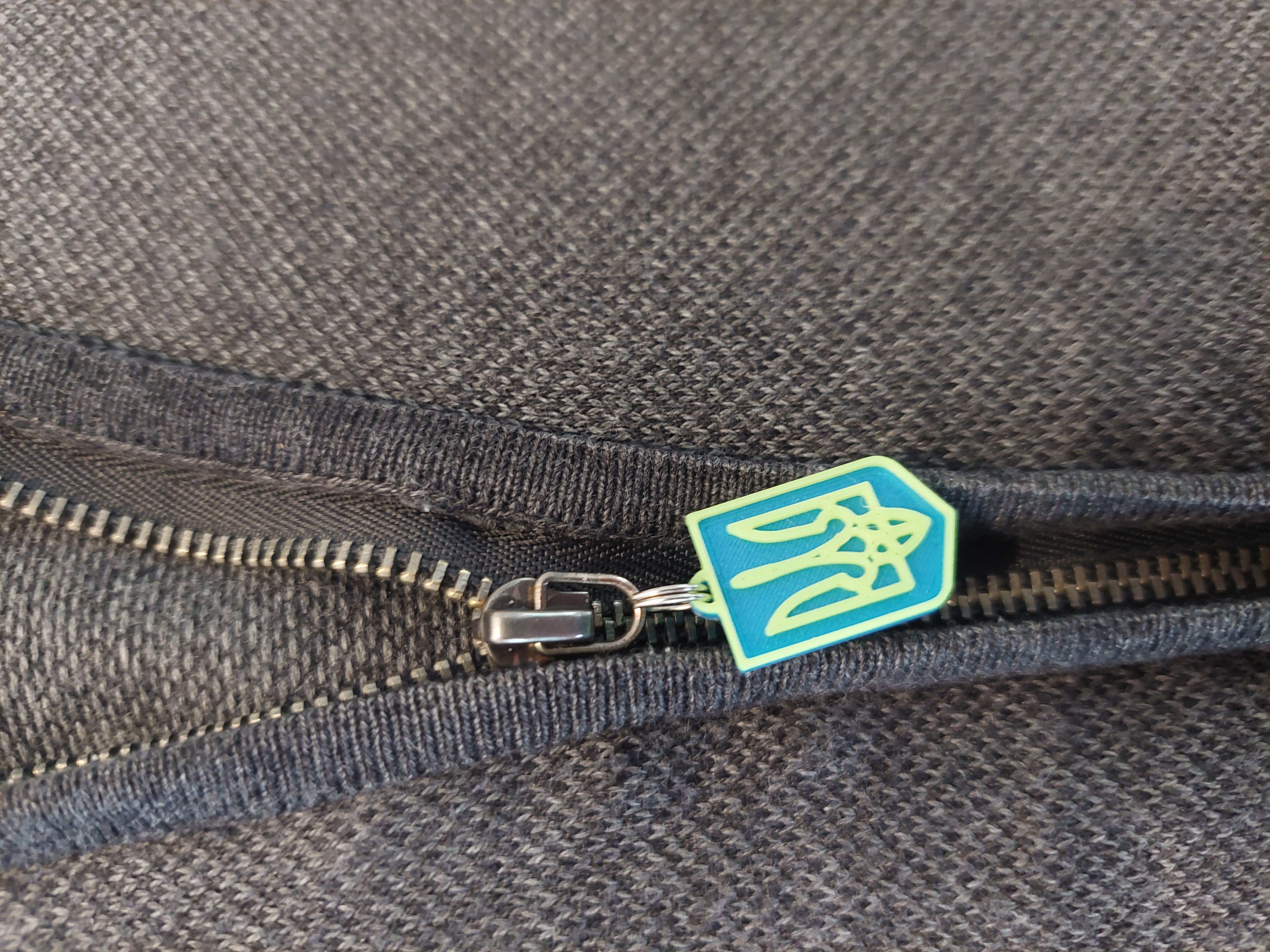 Fermeture éclair avec blason Ukraine & Tryzub - Zipper tab-pull with Ukraine coat of arms & Tryzub. NO MMU