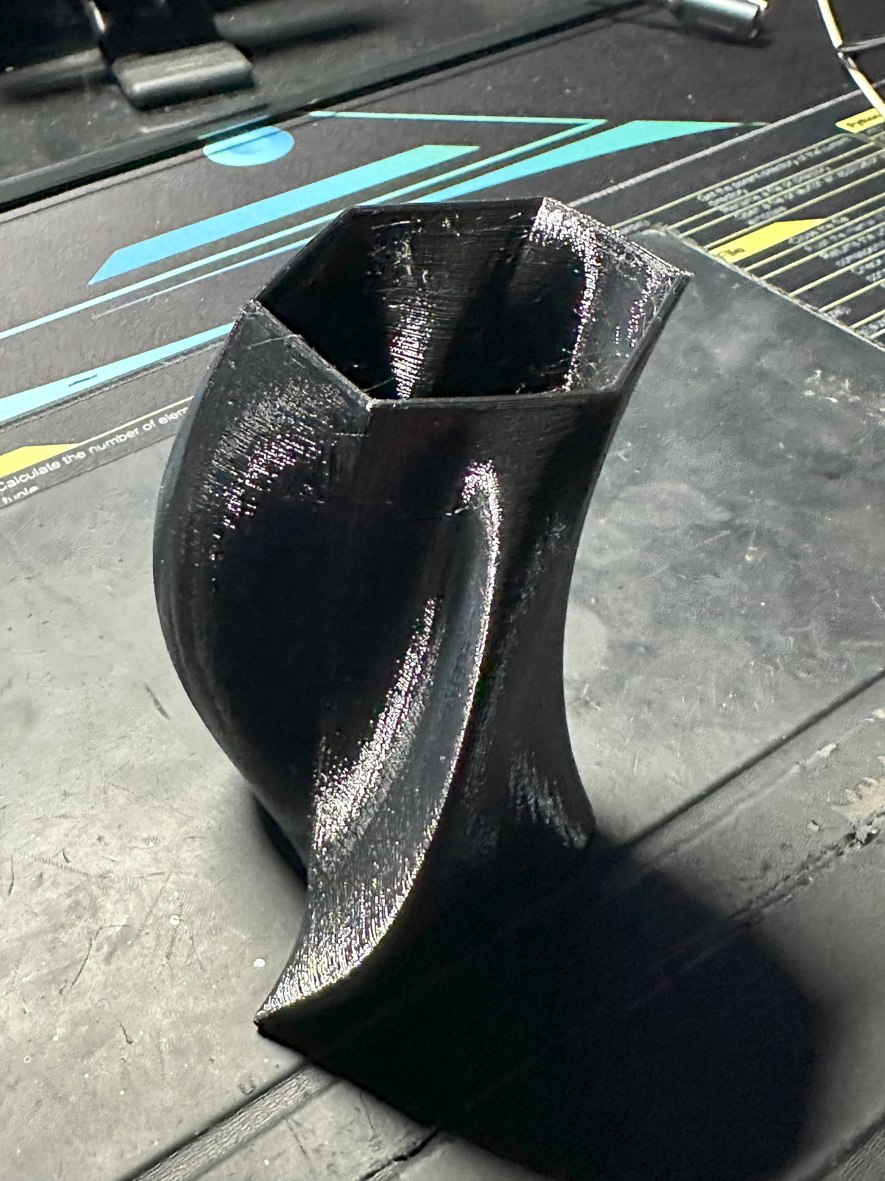 Designer Vase mit außergewöhnlicher Form, in klein ist es ein optimaler Stift Aufbewahrer als Hingucker im Klassenzimmer