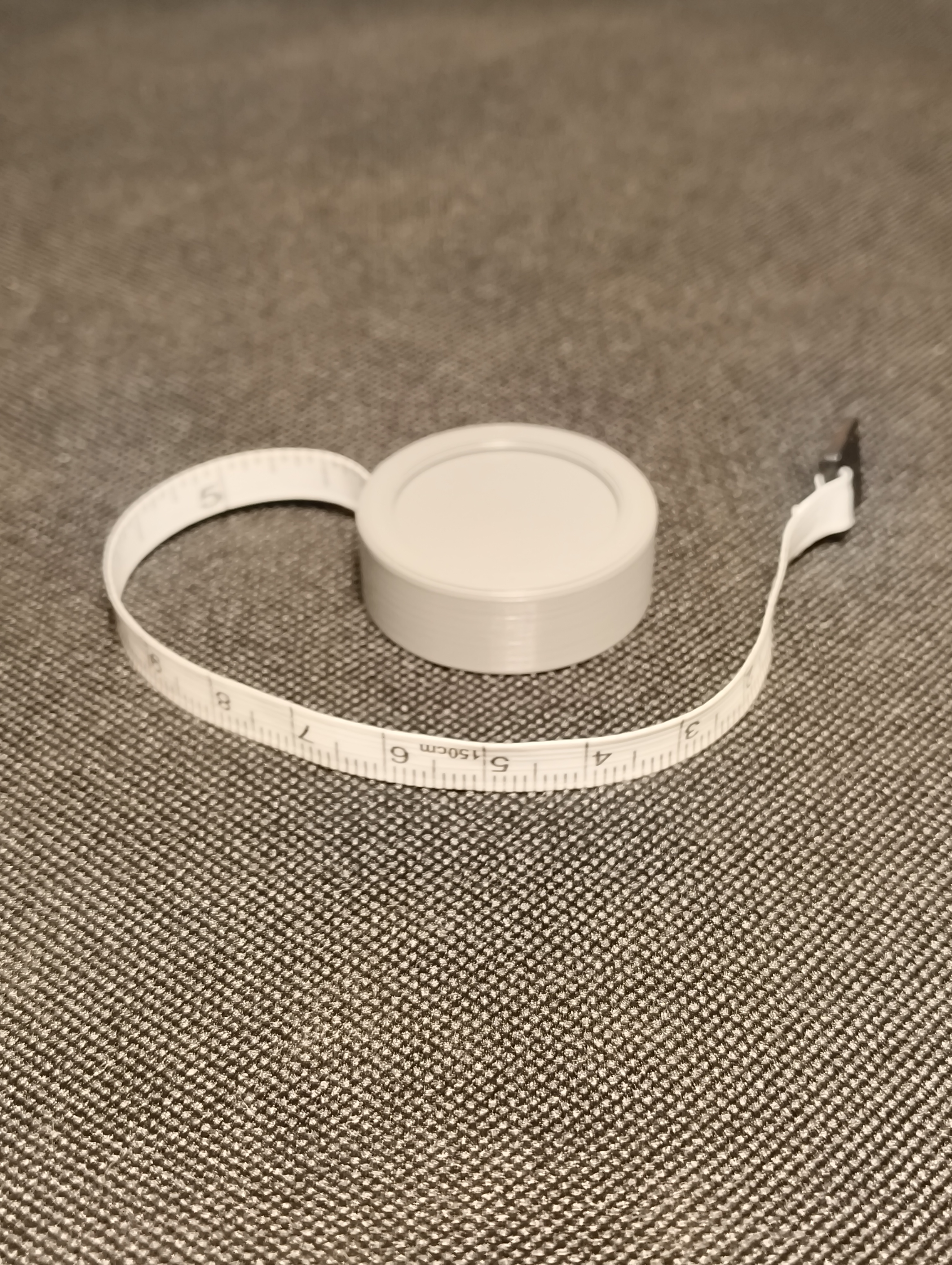 Mini sewing tape spool