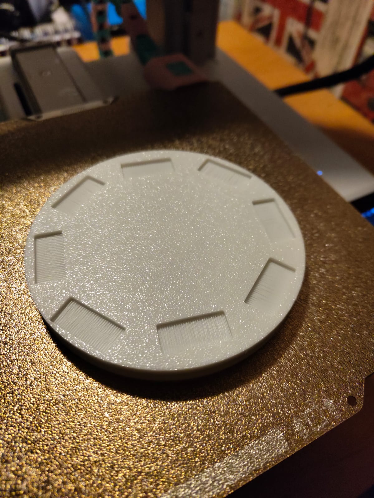 Spinning table for showcasing keyrambits