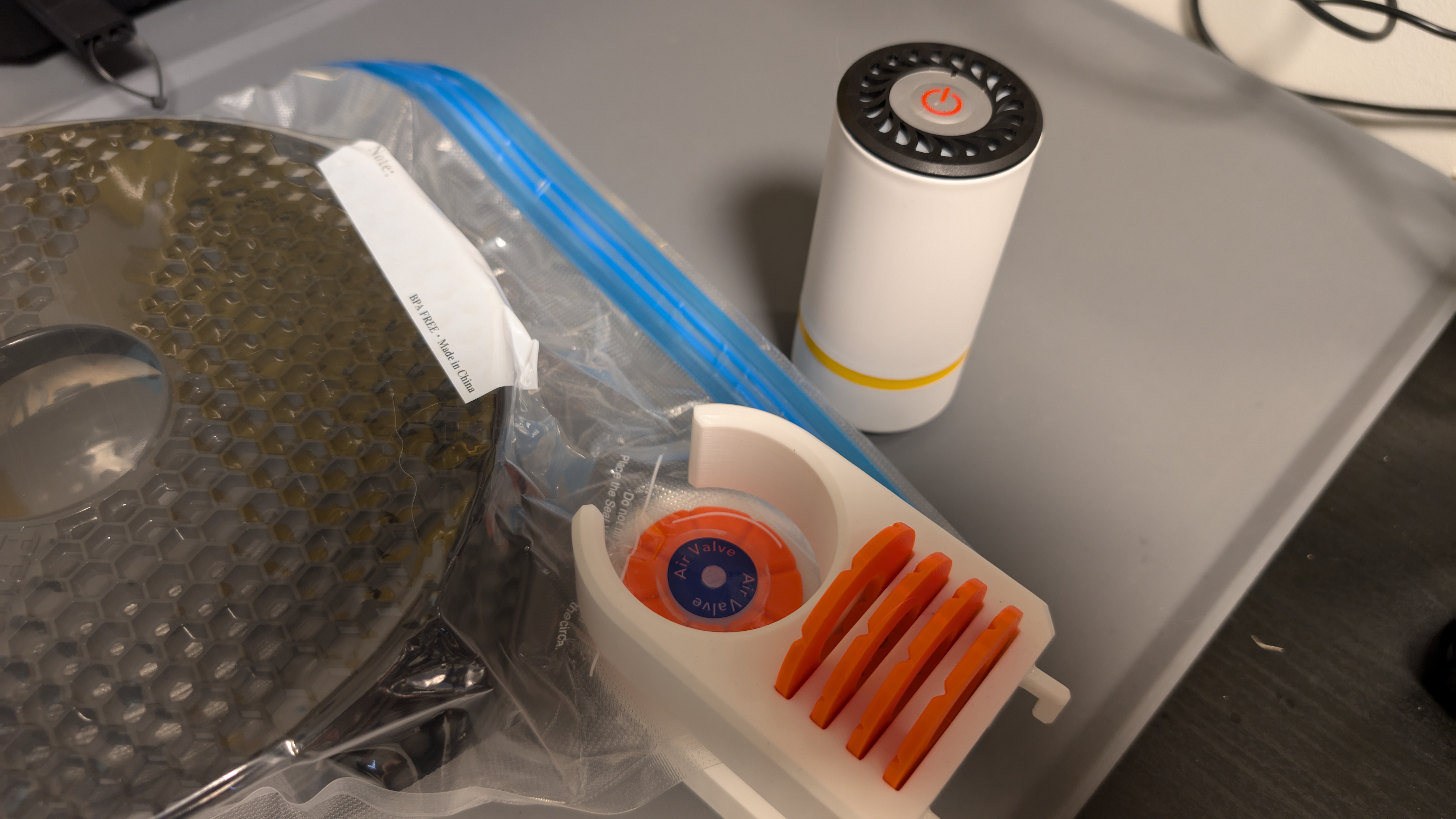 Vacuum bag holder for skadis with accesories — miniatura 2