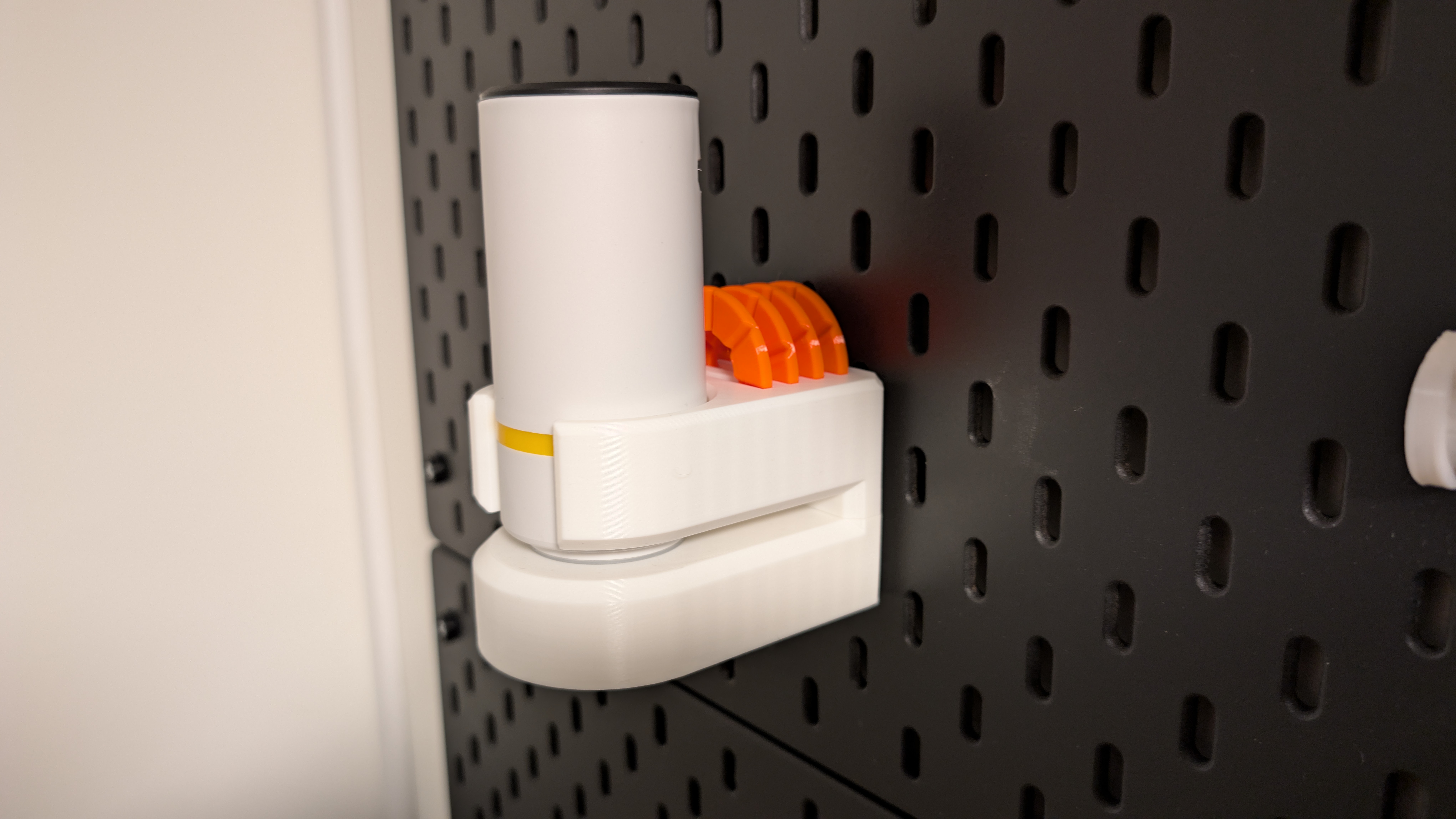 Vacuum bag holder for skadis with accesories