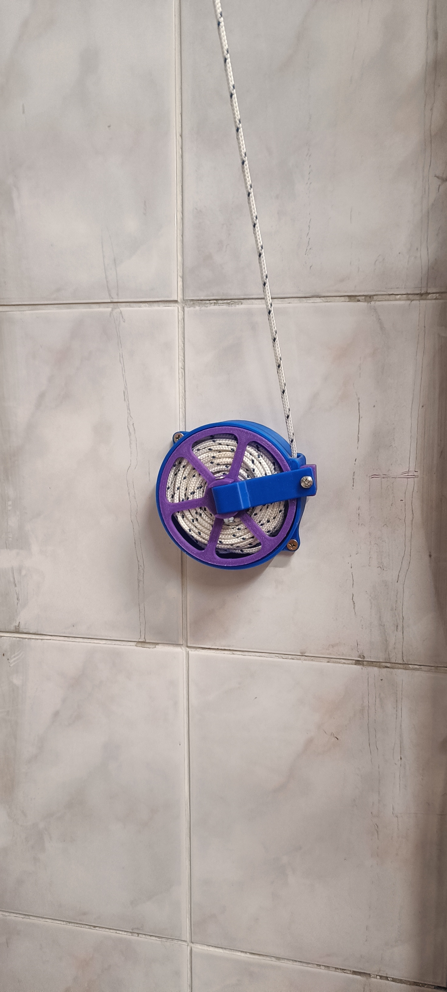 Wallmount paracord spool