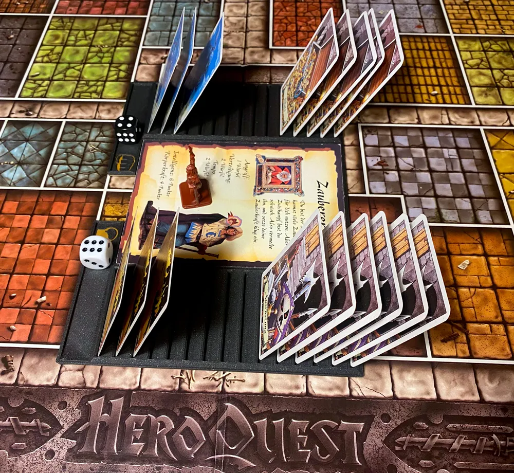 Feldherr Hero Dashboard 4 Pezzi Per HeroQuest (2021) - Organizer Carte In Plastica Stampata 3D - 25 Slot + Scomparto - 2