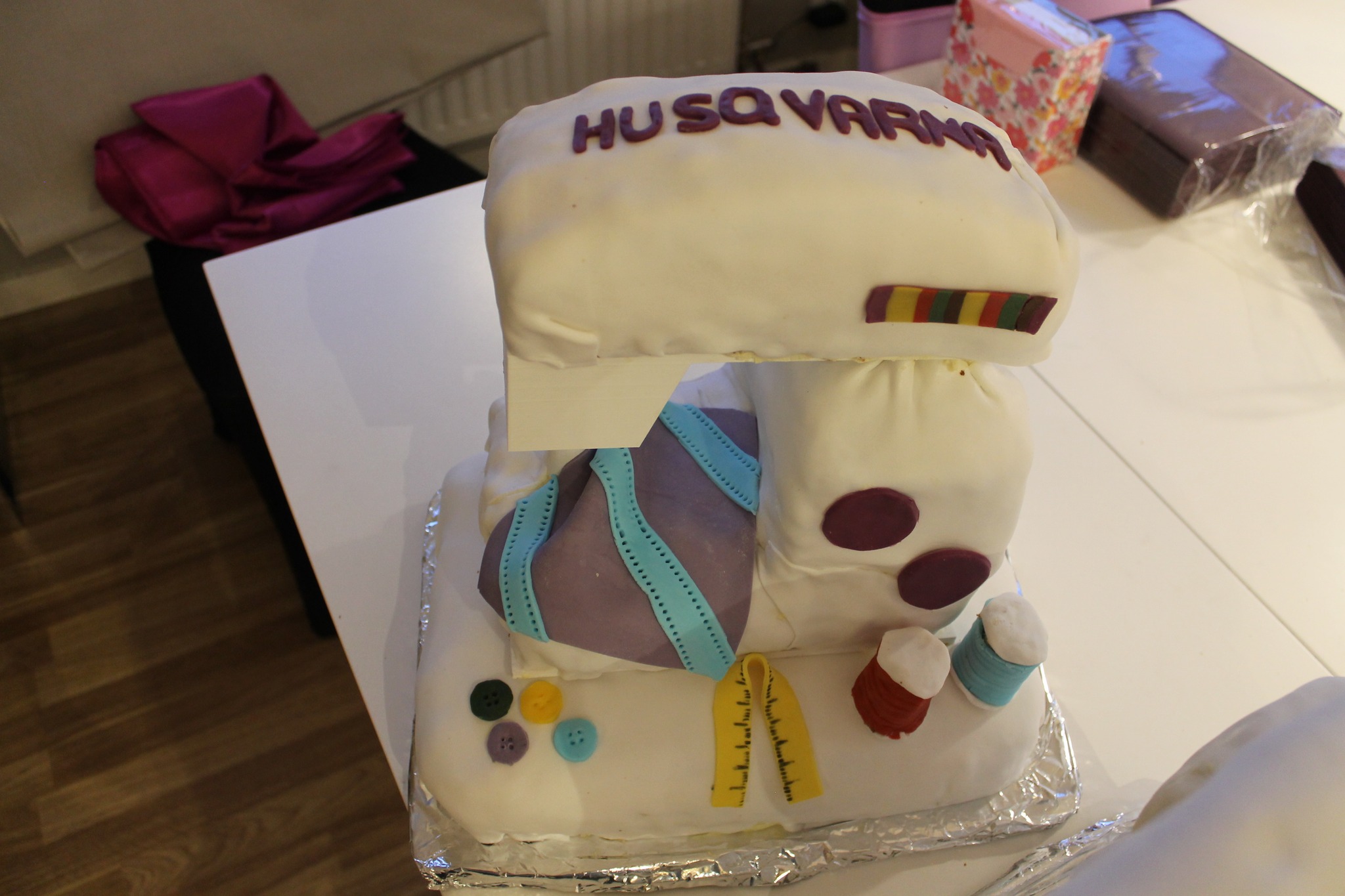 Sewing Machine Cake Platform — thumbnail 2