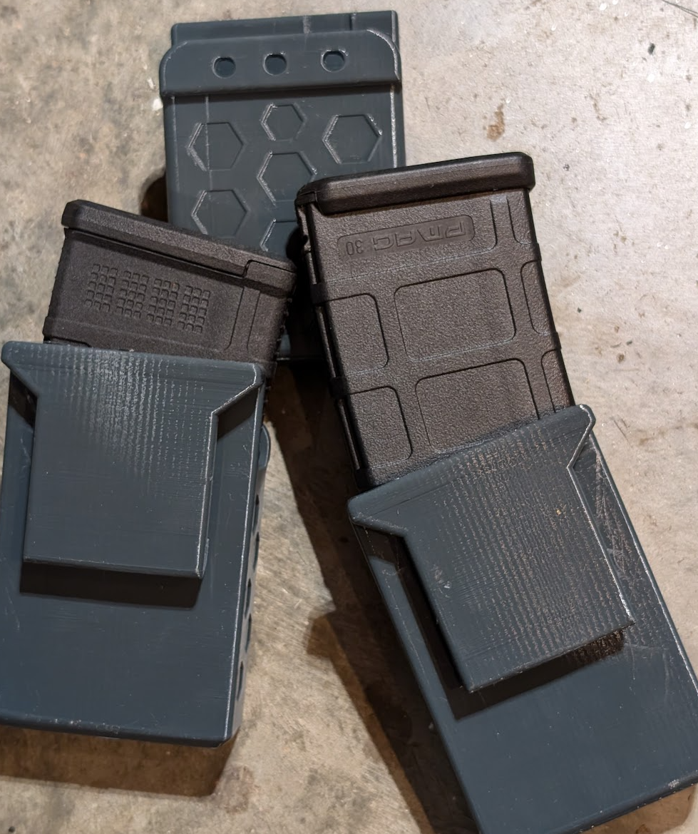 Gear and AR556 magazine pouches with and without belt clip. — miniatura 2